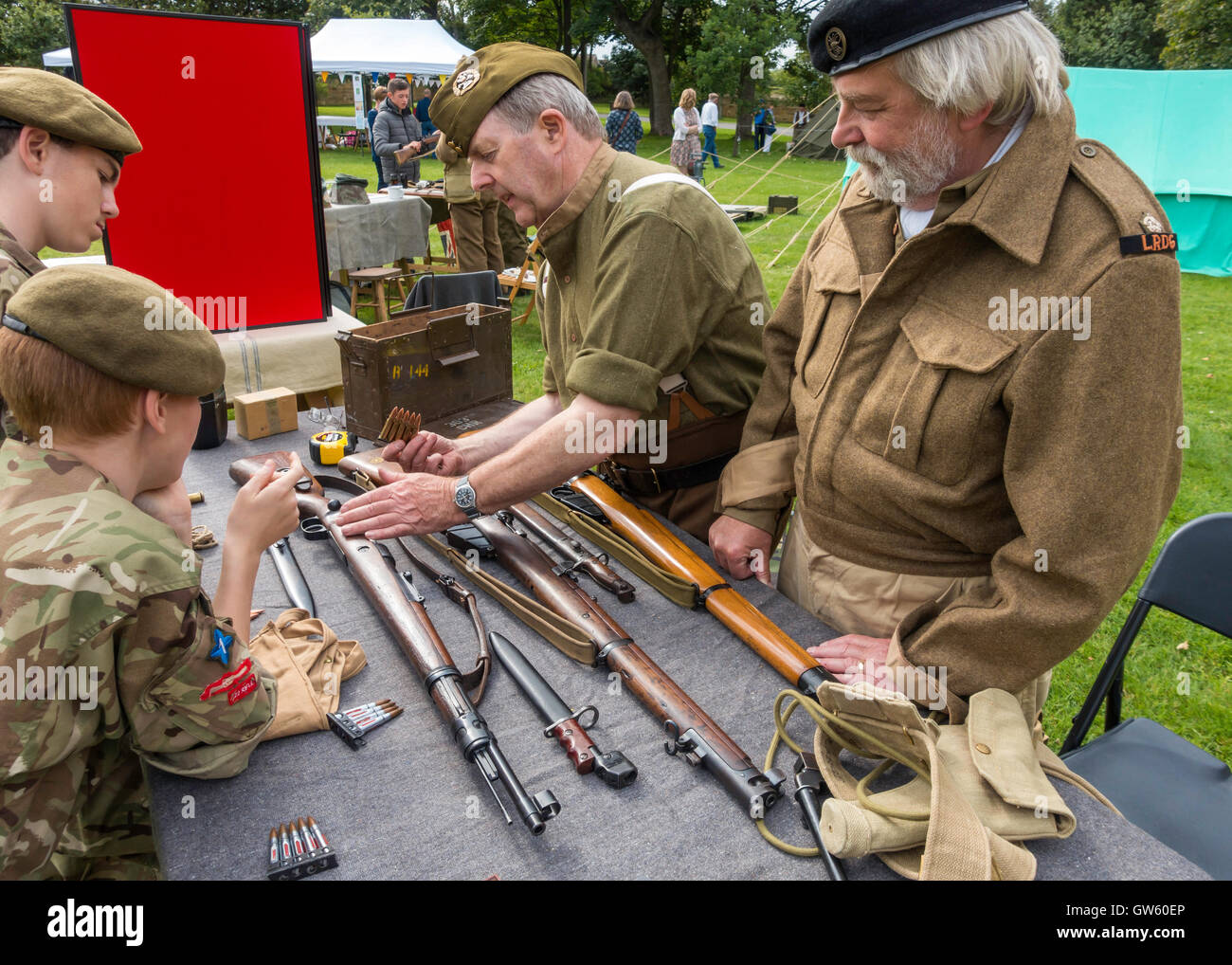 Un 1940 giornata del patrimonio con il vecchio soldato dimostrando come caricare un fucile di cadetti dell esercito Foto Stock