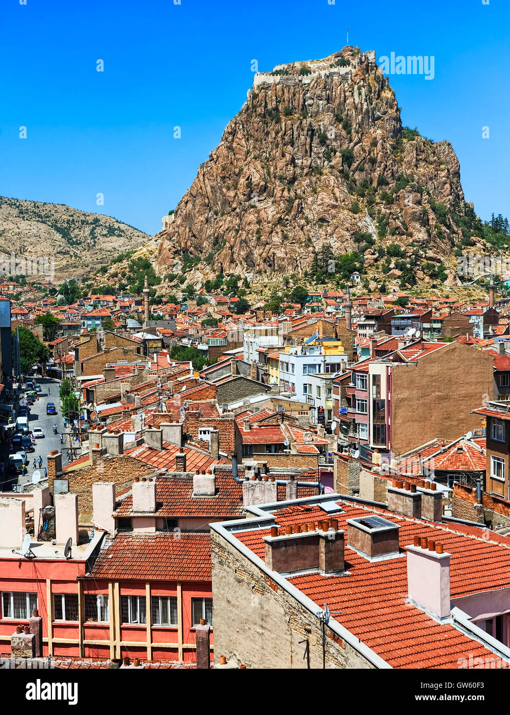 Centro storico della città di afyon Karahisar con castello su una roccia, Turchia Foto Stock