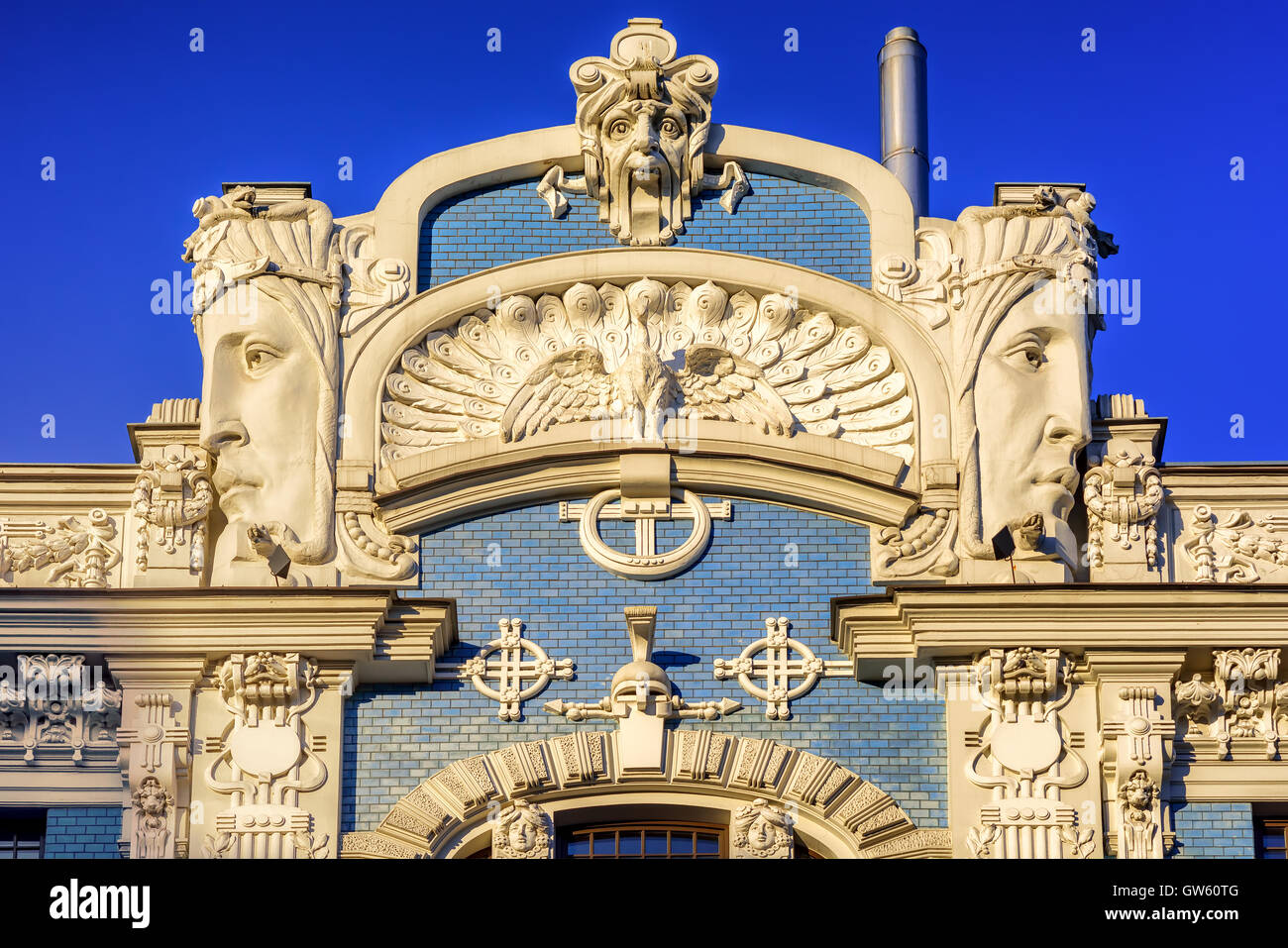 Dettaglio di stile Art Nouveau (Jugendstil) edificio nel centro storico della città vecchia di Riga, Lettonia Foto Stock