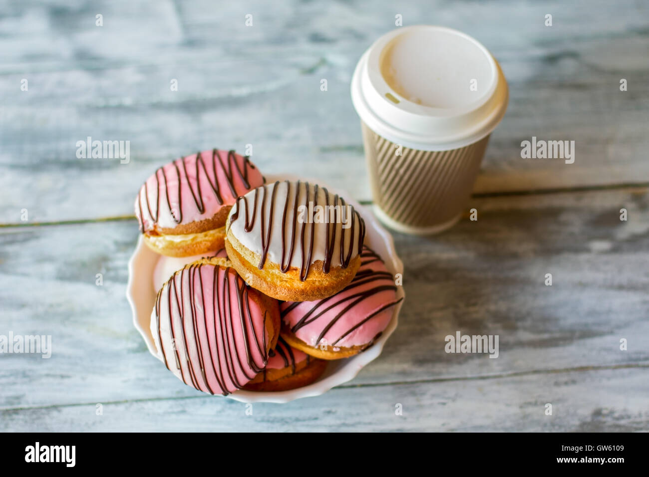 I cookie di vetrata vicino una tazza. Foto Stock