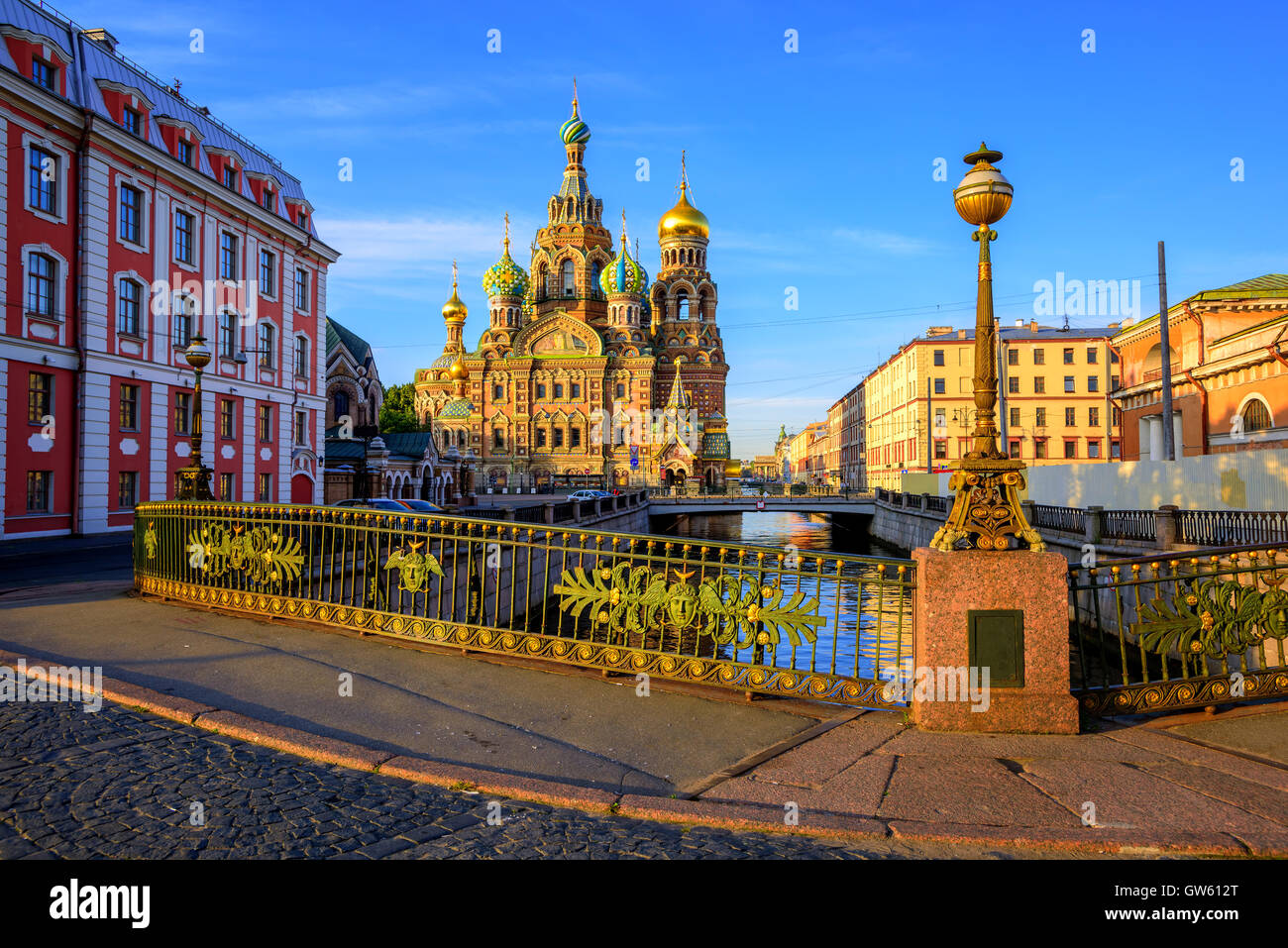 La Chiesa del Salvatore sul Sangue versato su Griboyedov canal nella luce del mattino, San Pietroburgo, Russia. Foto Stock