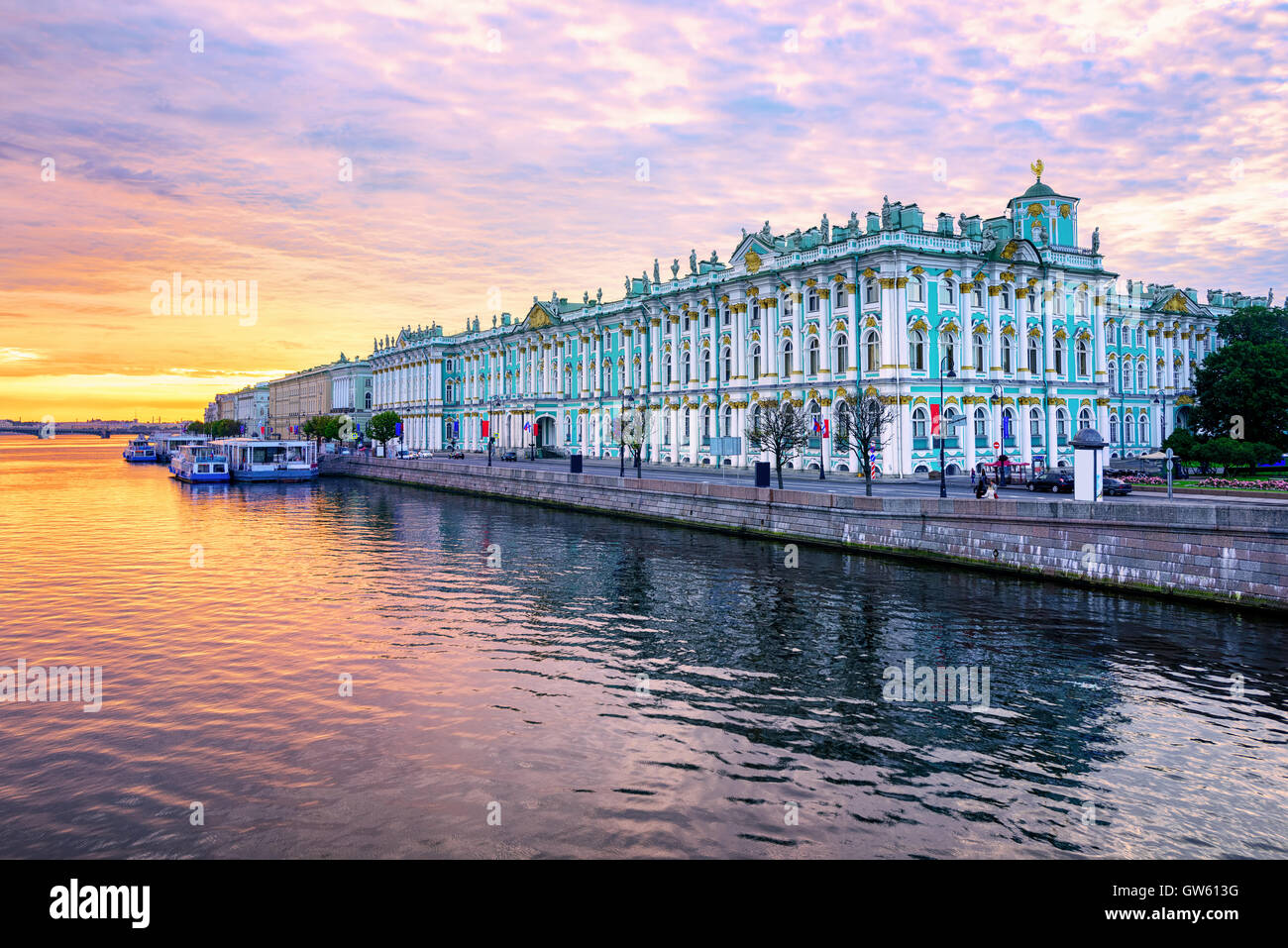 Winter Palace edificio che ospita il Museo Hermitage si riflette nel fiume Neva sulla drammatica sunrise, San Pietroburgo, Russia Foto Stock