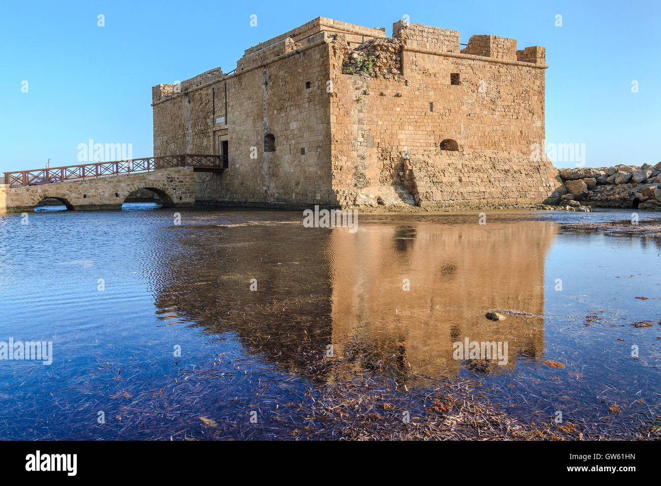 Castello riflessione Paphos Cipro Foto Stock