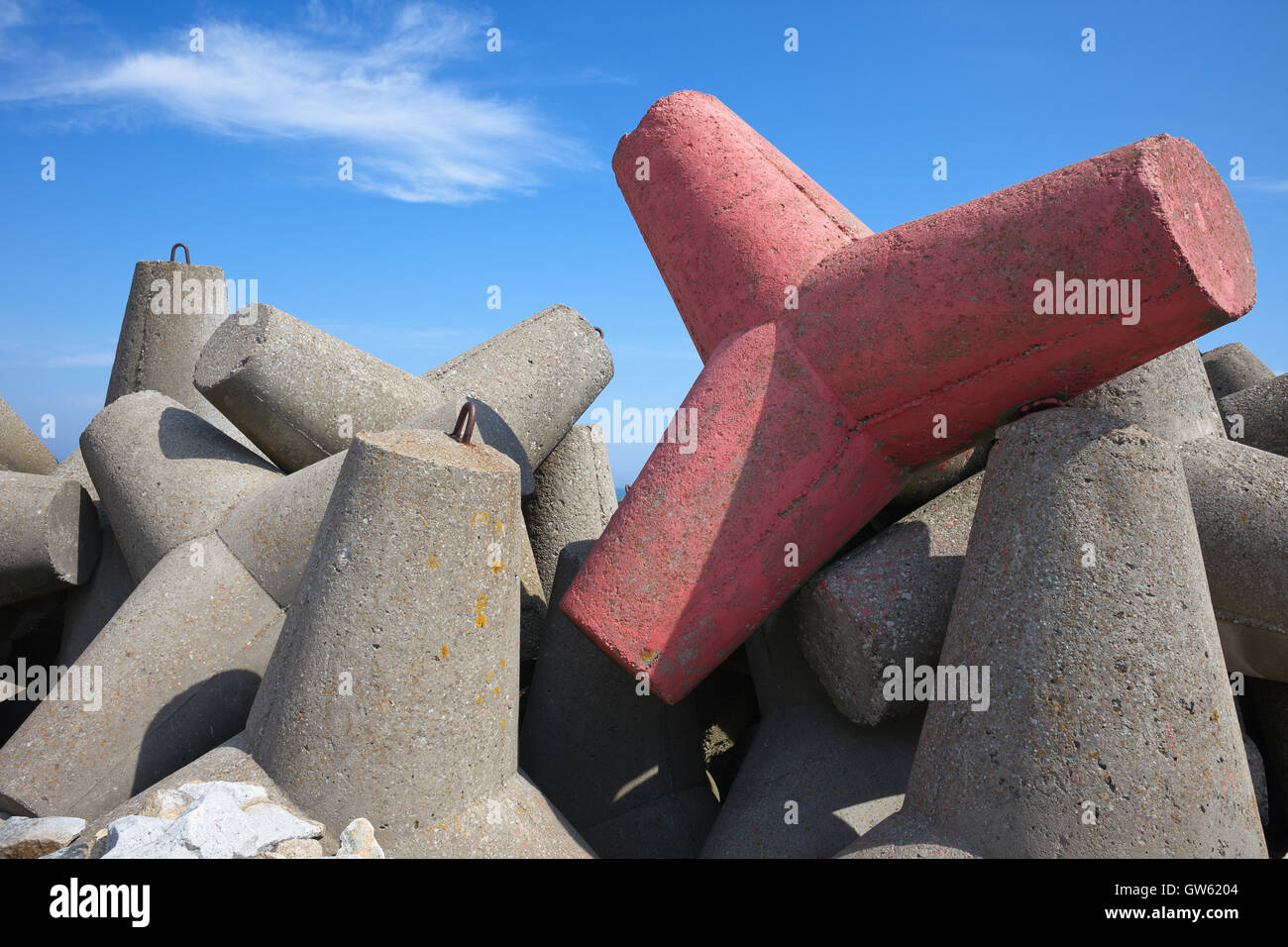 Solidi blocchi in calcestruzzo della diga del mare, con una diversa dalle altre Foto Stock
