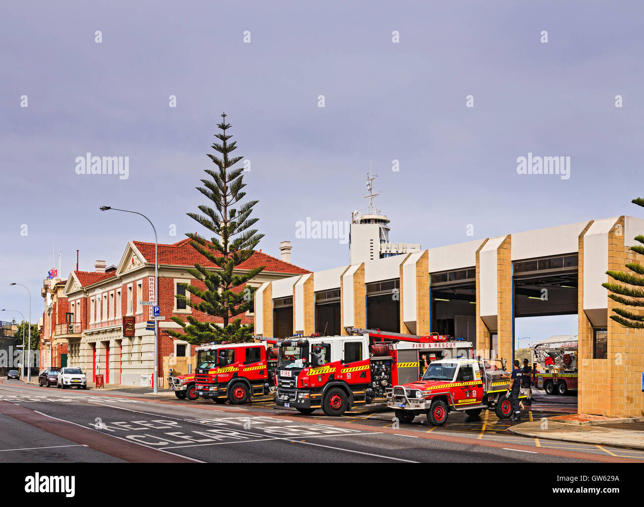 Fremantle, Australia occidentale, Australia - 16 Gennaio 2016: Fremantle vigili del fuoco al di fuori della stazione di fuoco pronto per entrare in azione Foto Stock