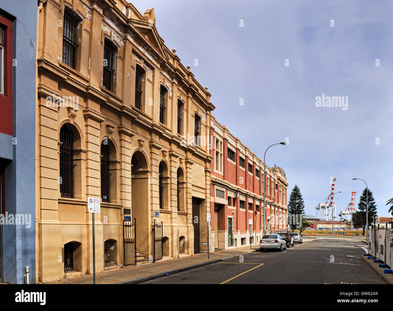 Port city town Fremantle in Western Australia. Una tranquilla strada a senso unico con gli edifici storici e le automobili parcheggiate verso la porta Foto Stock