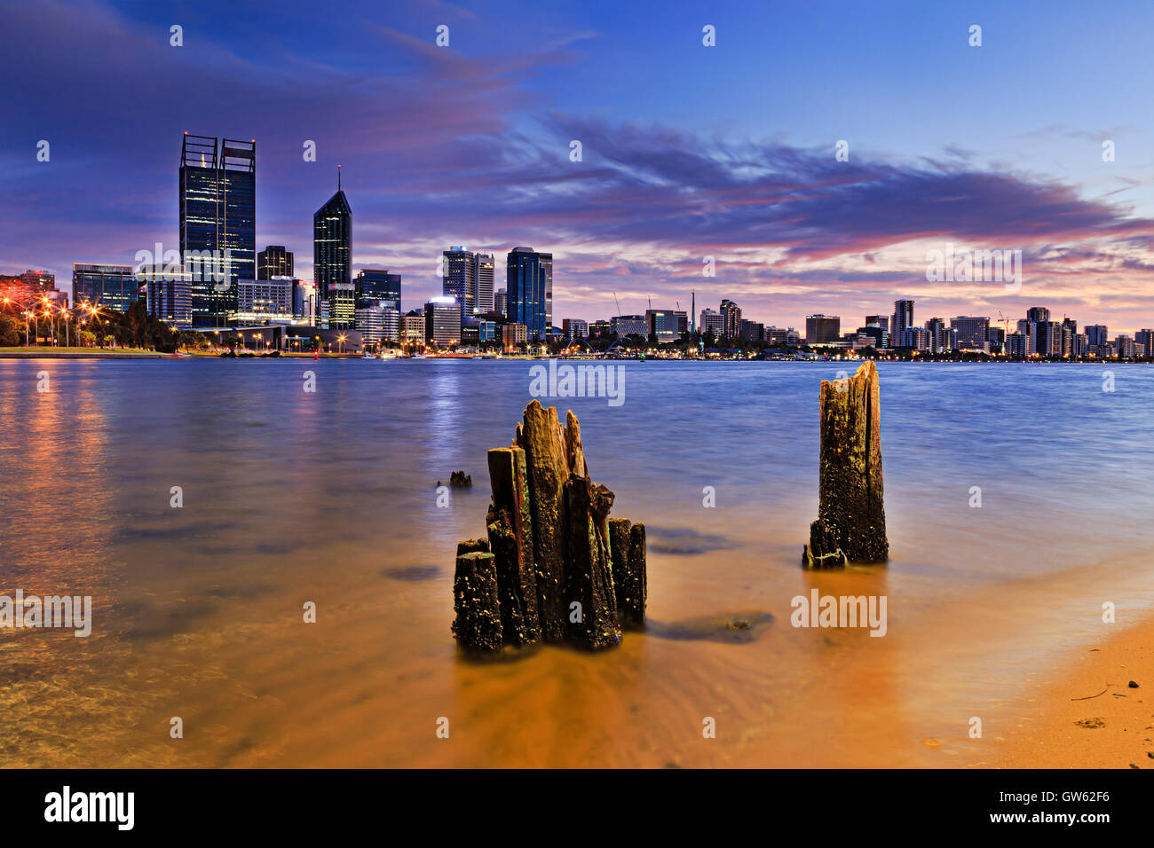 Western Australia città capitale Perth a sunrise attraverso il fiume Swan acque chiare dalla spiaggia sabbiosa di CBD. Foto Stock