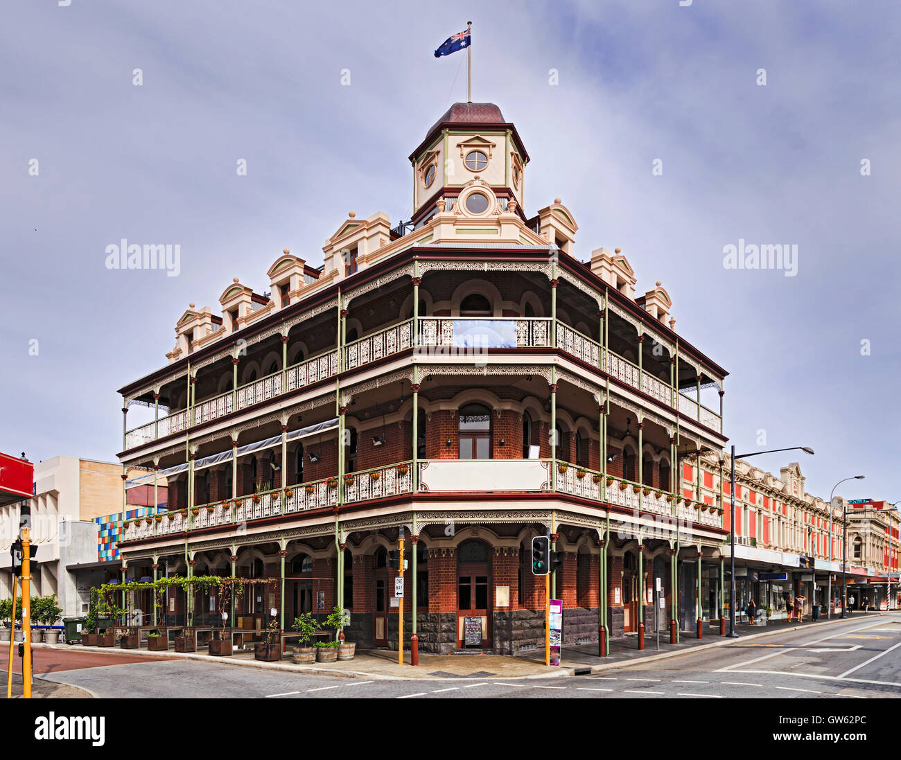 Edifici di interesse storico nel centro della città di Fremantle vicino a Perth in Western Australia. Angolo delle strade cittadine con un alloggio Foto Stock