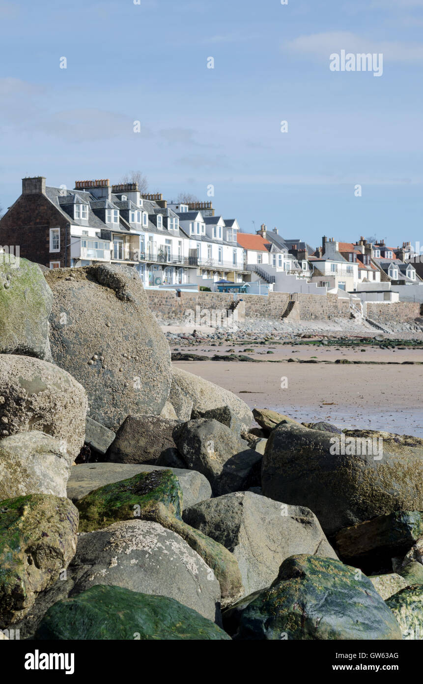 Main Street, Lower Largo, Fife, Scozia shot dal fronte spiaggia con la bassa marea. Foto Stock