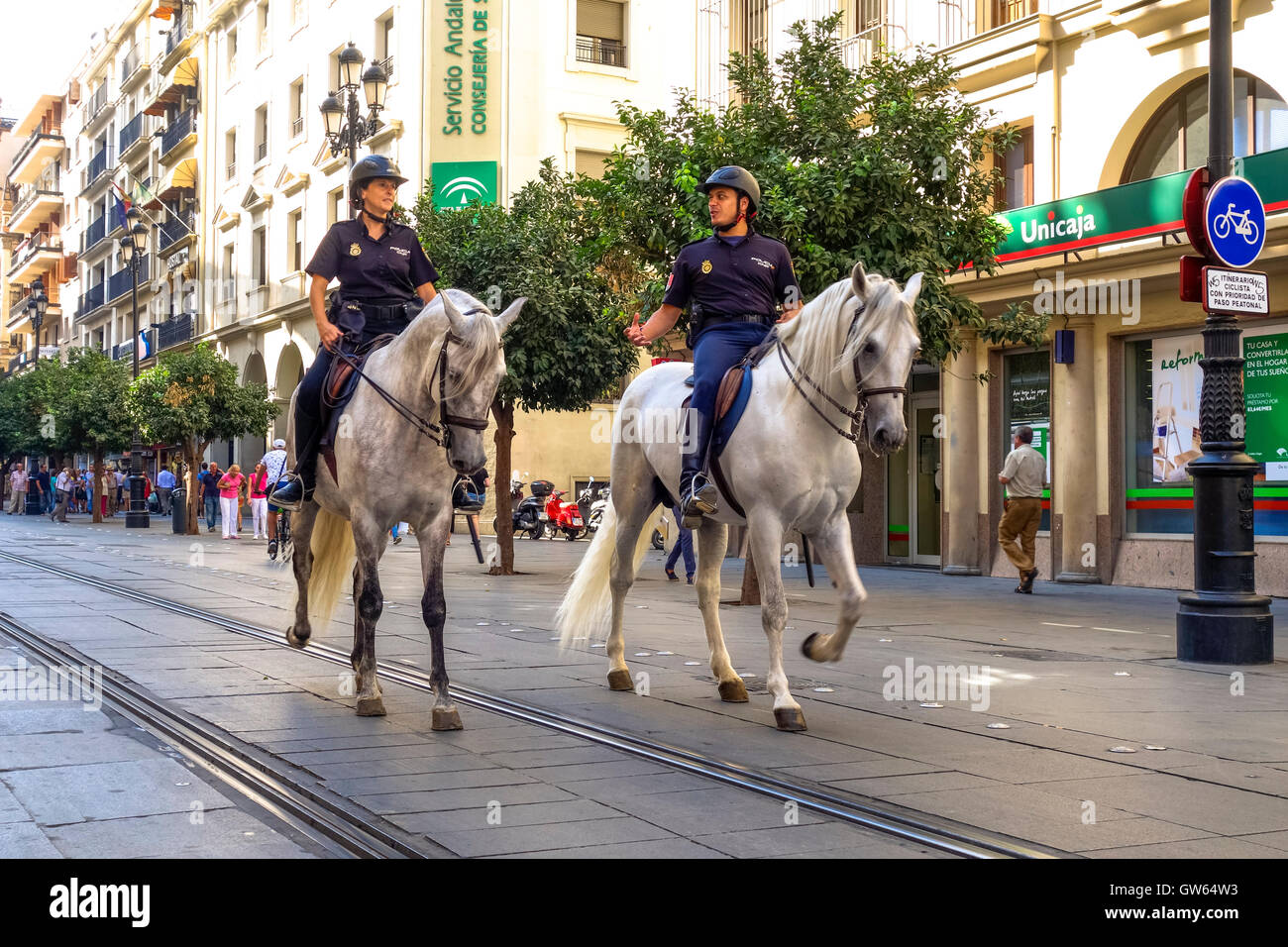 Lo spagnolo montato gli ufficiali di polizia su cavalli il pattugliamento della città di Siviglia, in Andalusia, Spagna. Foto Stock