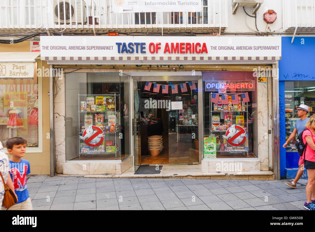 Store di Siviglia la vendita di tipici prodotti americani, Spagna. Foto Stock