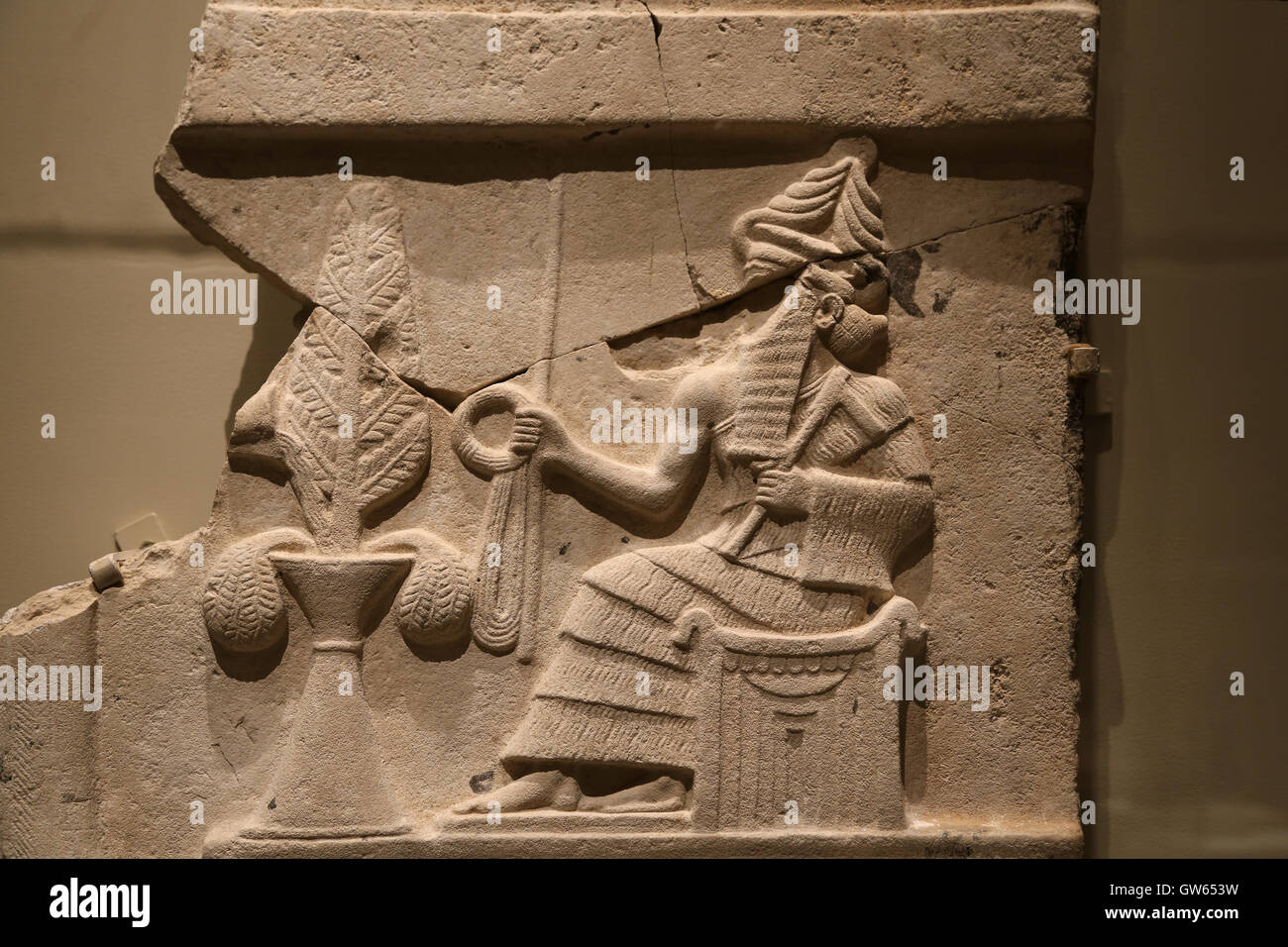 Frammento della stele Ur-Namma. Rosa-buff calcare. Mesopotamia, Ur. Ur III periodo. Regno di Ur-Namma. ca. 2097-2080 B. C Foto Stock