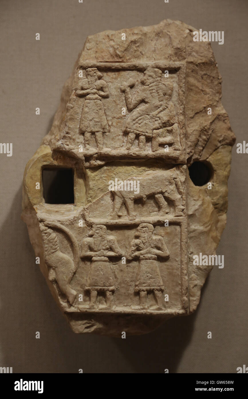 Placca in rilievo con una scena di banchetto. Alabastro (gesso). La camera 161, livello VIIB. Early Dynastic IIIa, 2600-2500 A.C. Foto Stock