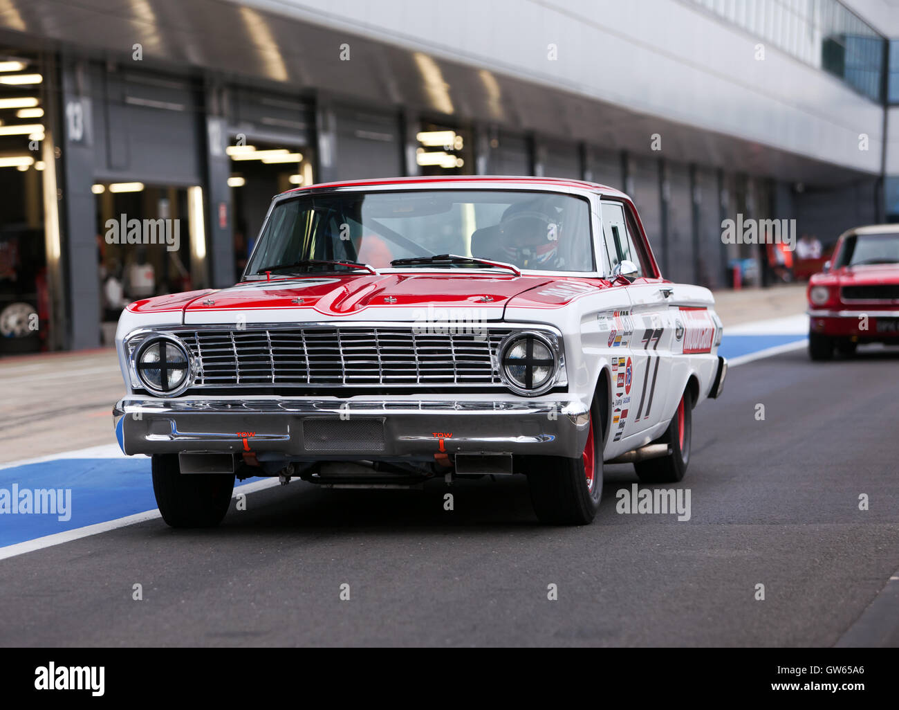 Steven Wood esce dall'International Pit Lane in una Ford Falcon del 1964 per la sessione di qualificazione della Pre'66 Big Engine Touring Cars Race Foto Stock