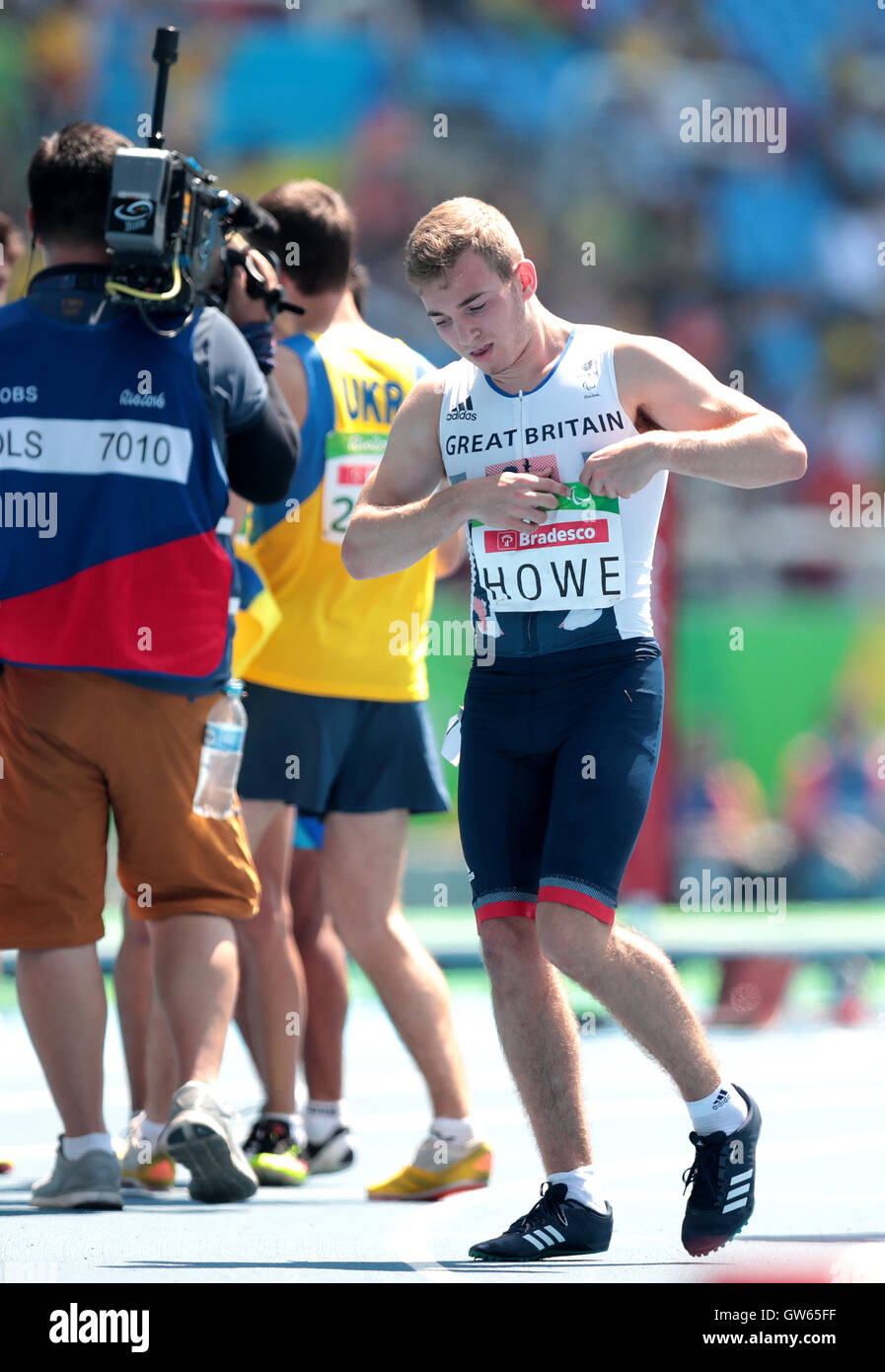 Gran Bretagna Giordania Howe appare sconsolato dopo la caduta di prima linea nel T35 uomini 200 metro finale, durante il quinto giorno del 2016 Rio Giochi Paralimpici di Rio de Janeiro in Brasile. Foto Stock