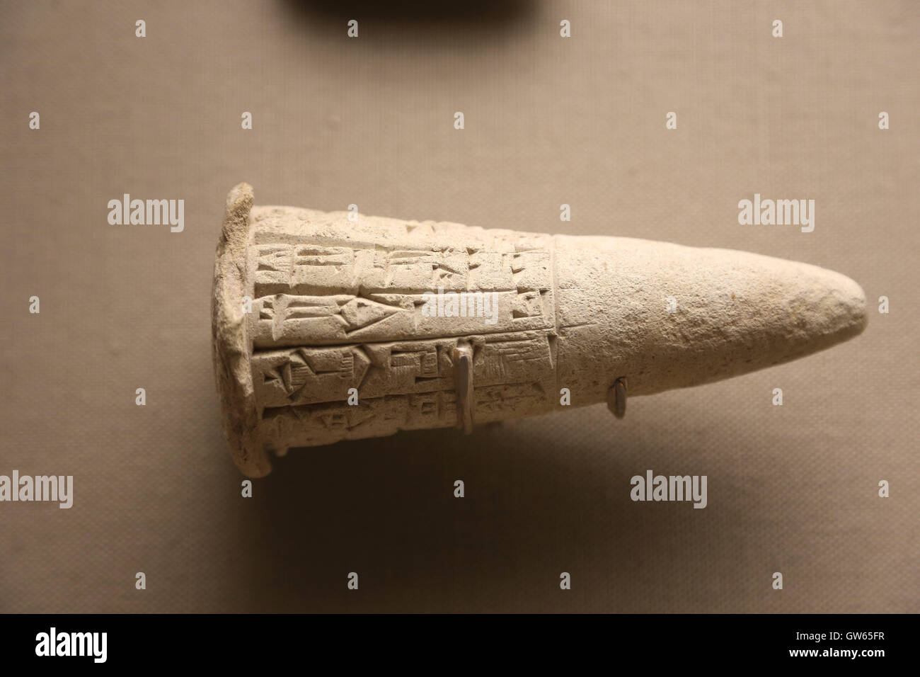 Cono votive, dedicato quando Gudea costruì il tempio Eninnu per il dio Ningirsu. Argilla. Mesopotamia, Girsu. Periodo Neo-Sumerian. Foto Stock