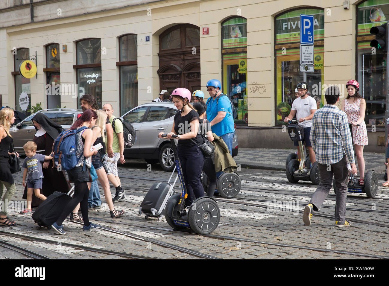 Gli ospiti godono di un tour di Praga utilizzando un Segway Foto Stock