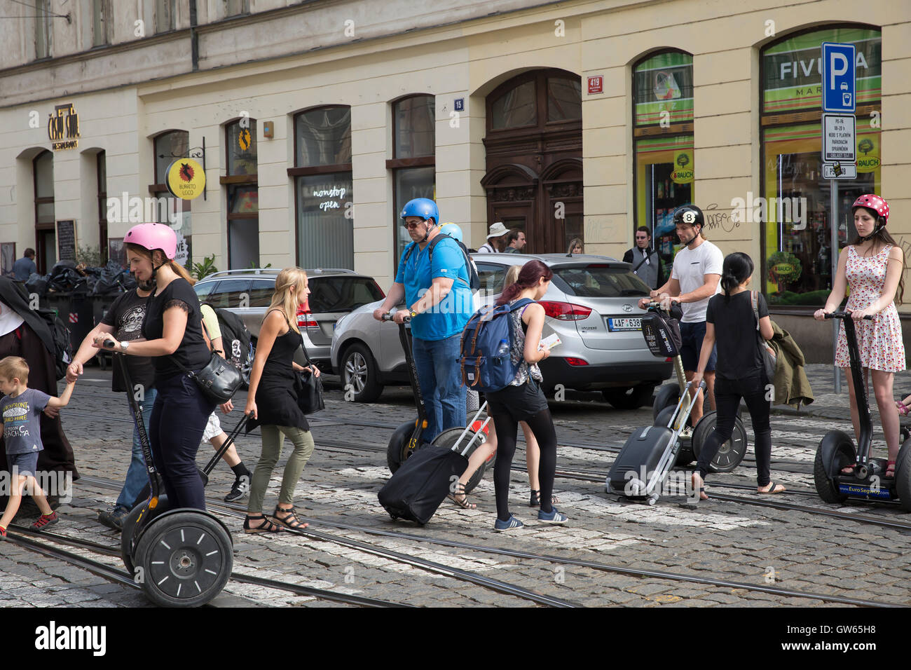 Gli ospiti godono di un tour di Praga utilizzando un Segway Foto Stock