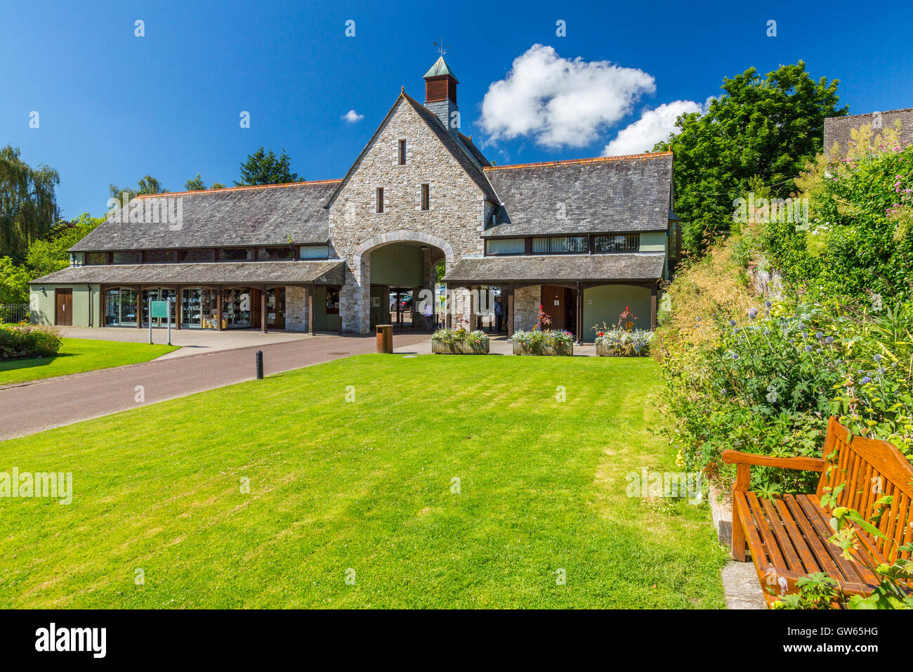 Il negozio di ingresso a Buckfast Abbey, un monastero benedettino a Buckfastleigh, Devon, Inghilterra, Regno Unito Foto Stock