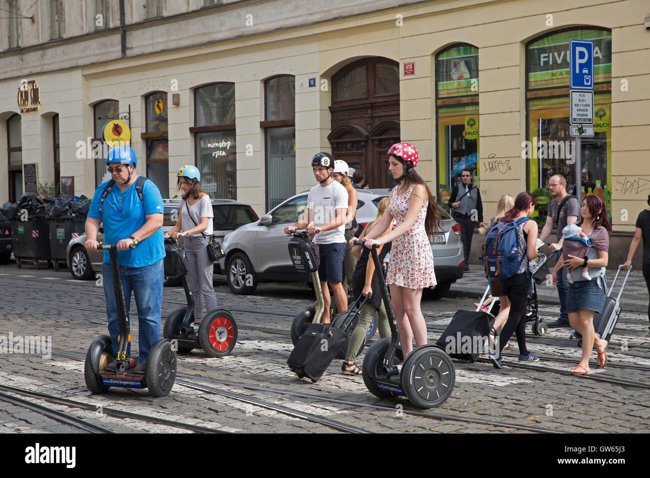 Gli ospiti godono di un tour di Praga utilizzando un Segway Foto Stock