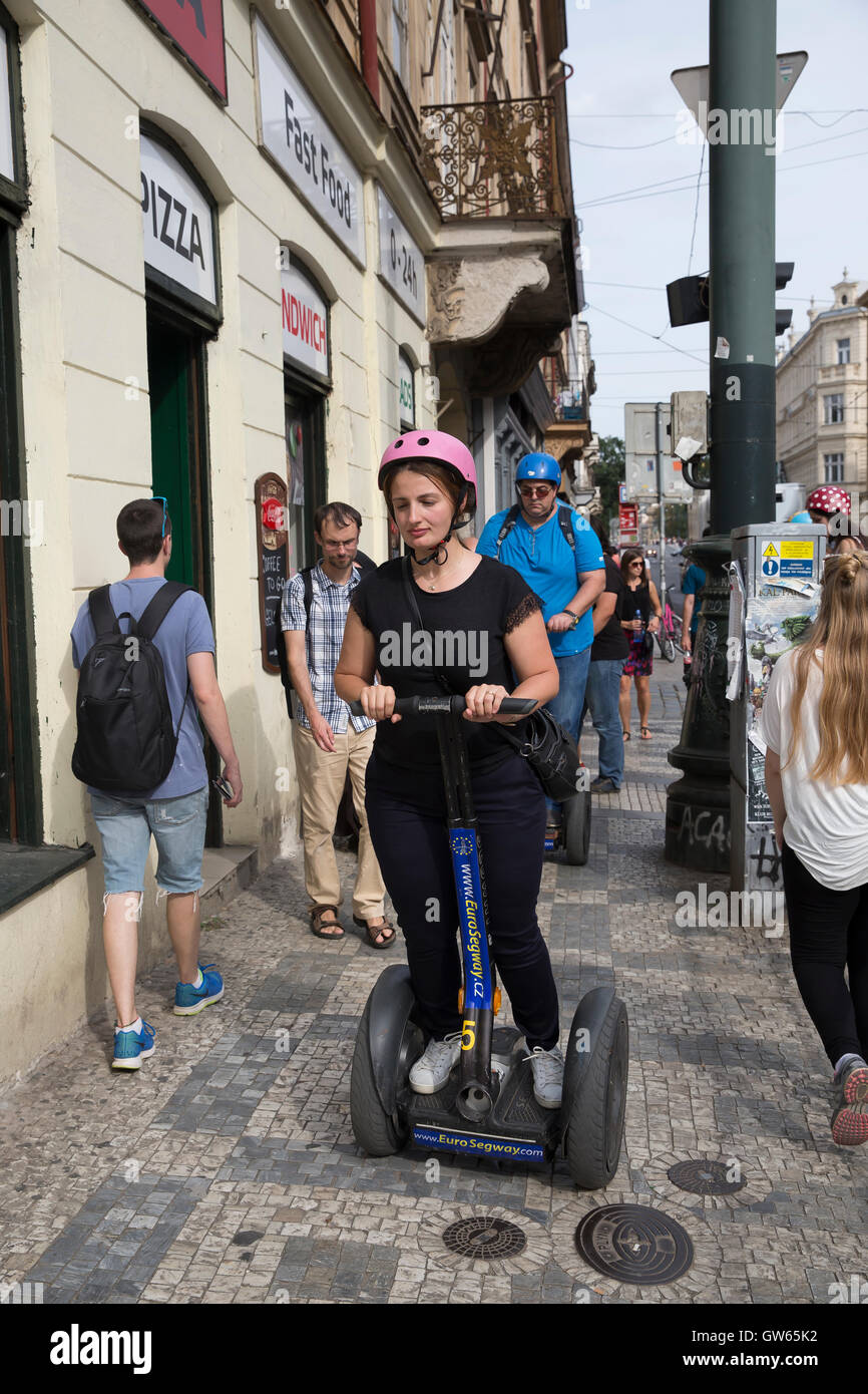 Gli ospiti godono di un tour di Praga utilizzando un Segway Foto Stock