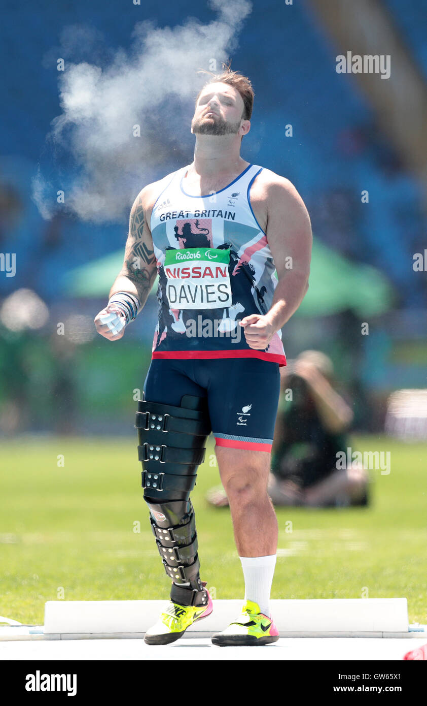 Gran Bretagna Aled Davies celebra durante la F42 Uomo ucciso mettere Final durante il quinto giorno del 2016 Rio Giochi Paralimpici di Rio de Janeiro in Brasile. Foto Stock