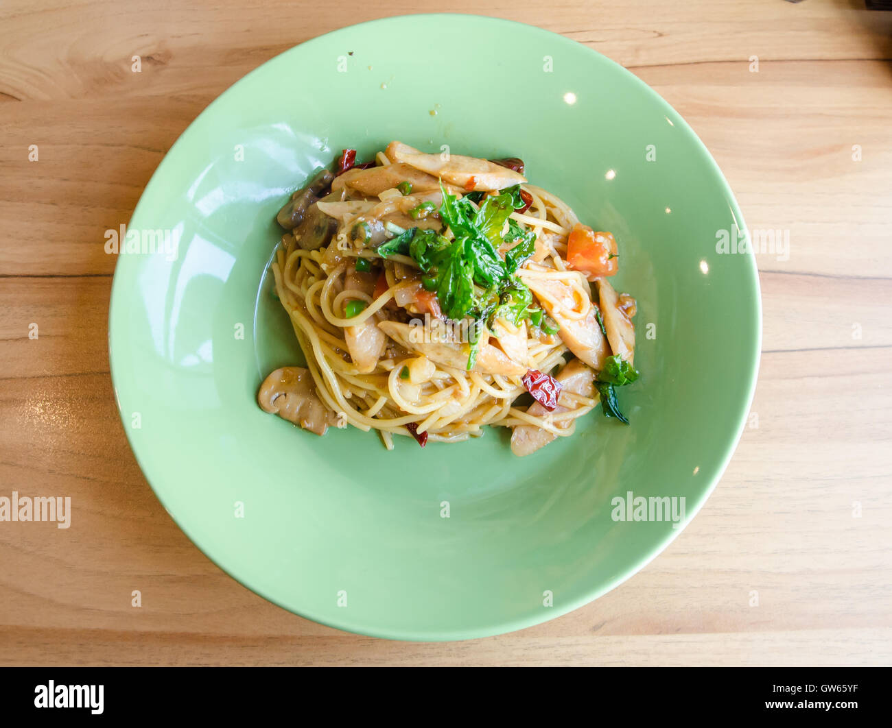 Stir-fried spicy spaghetti con salsiccia e basilico Foto Stock
