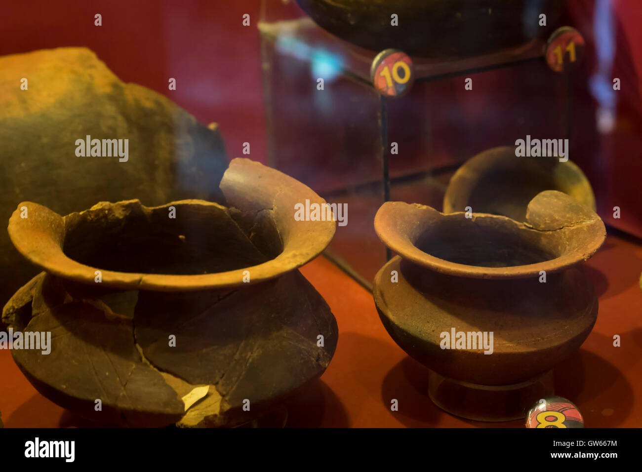 Complesso di pre-Colombiano monumenti funerari megalitici e statue, tumuli, terrazze, strutture funerarie, pietra statuar Foto Stock