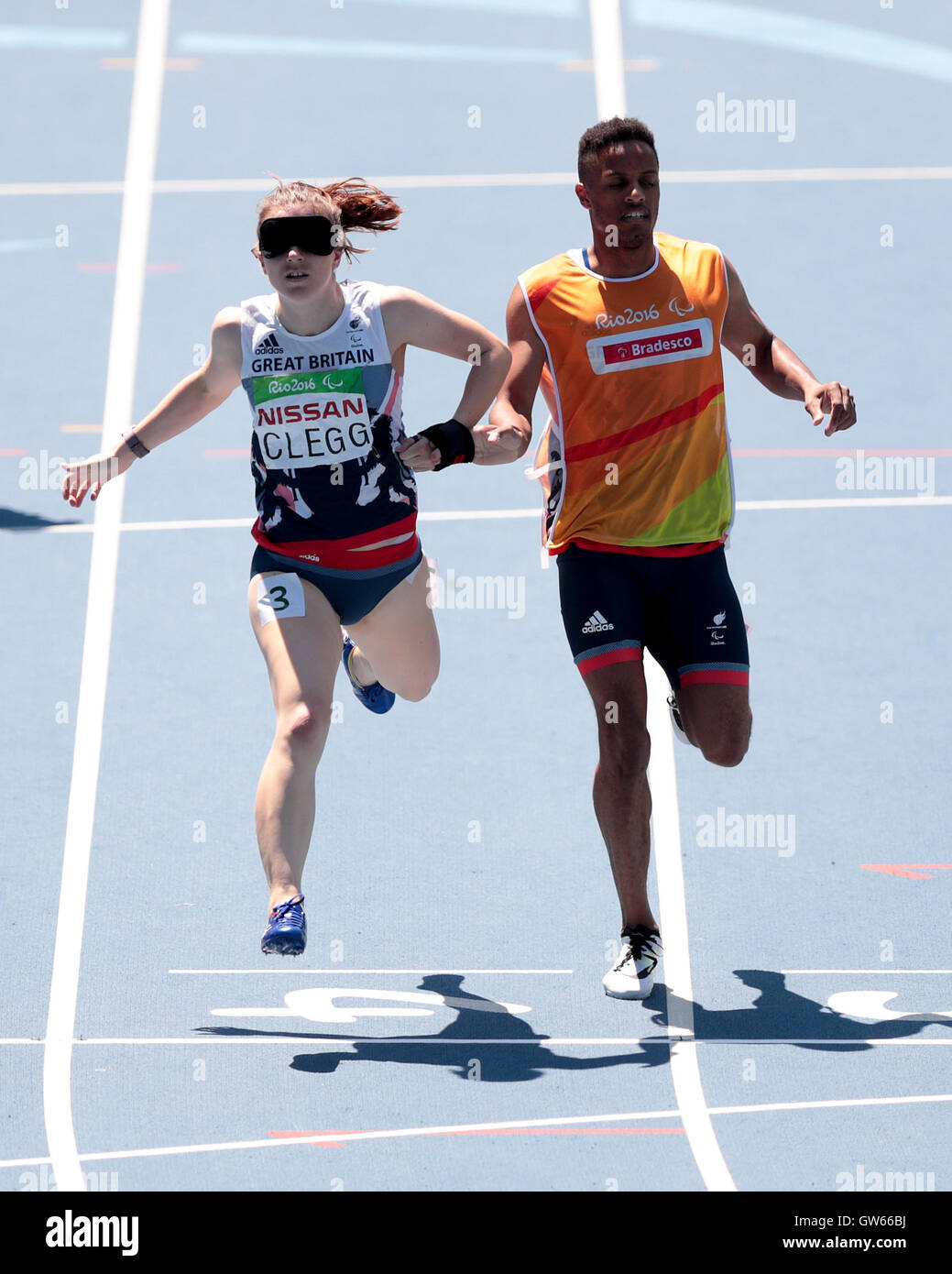 Gran Bretagna Libby Clegg guida e Chris Clarke competere in calore quattro della T11 donna 200 metri durante il quinto giorno del 2016 Rio Giochi Paralimpici di Rio de Janeiro in Brasile. Foto Stock