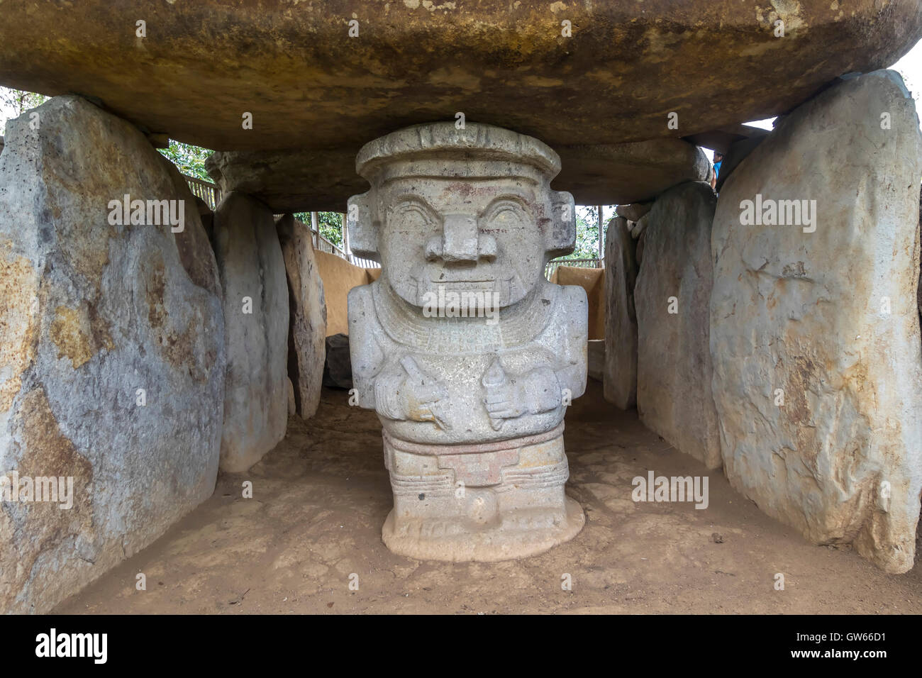Complesso di pre-Colombiano monumenti funerari megalitici e statue, tumuli, terrazze, strutture funerarie, pietra statuar Foto Stock