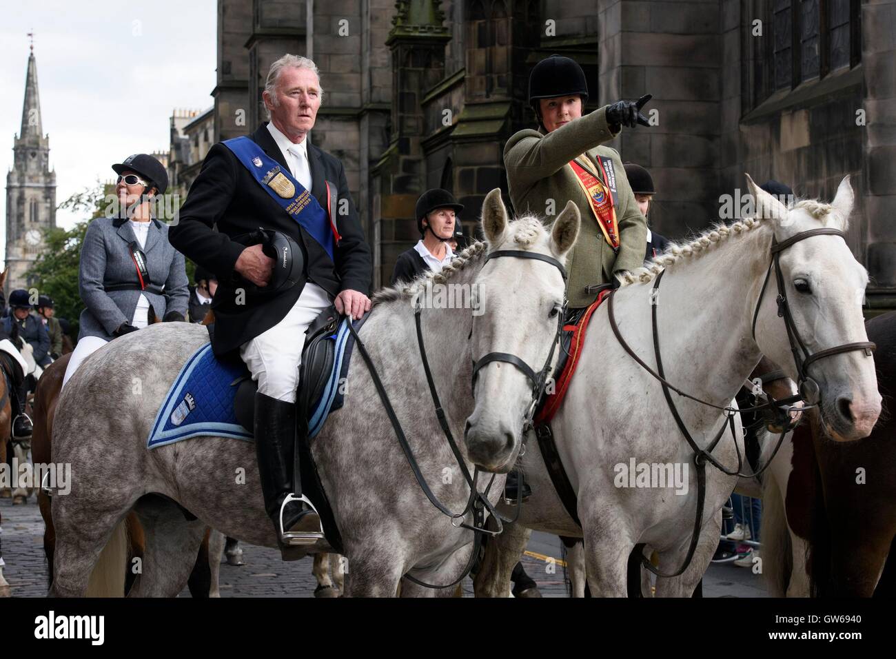 Alcuni dei 280 cavalli corsa fino al Royal Mile durante il maneggio di Edimburgo delle Marche, in una tradizione che risale fino al comune circoscrizioni della Scozia. Foto Stock