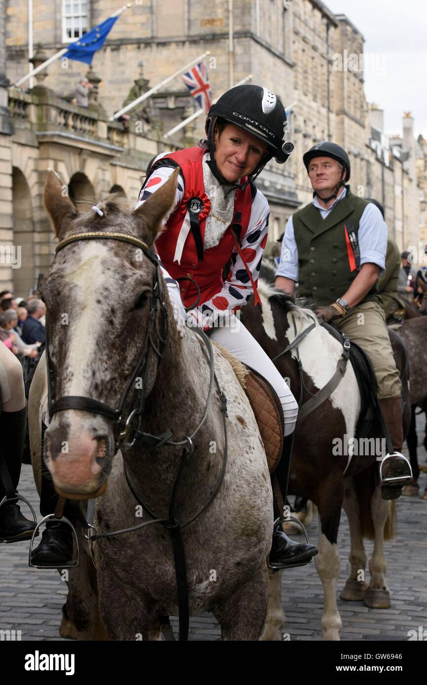 Alcuni dei 280 cavalli corsa fino al Royal Mile durante il maneggio di Edimburgo delle Marche, in una tradizione che risale fino al comune circoscrizioni della Scozia. Foto Stock