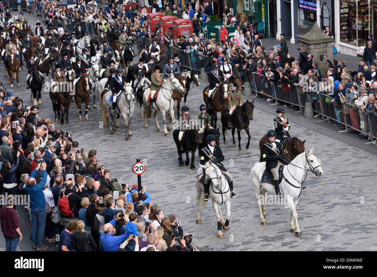 Alcuni dei 280 cavalli corsa fino al Royal Mile durante il maneggio di Edimburgo delle Marche, in una tradizione che risale fino al comune circoscrizioni della Scozia. Foto Stock