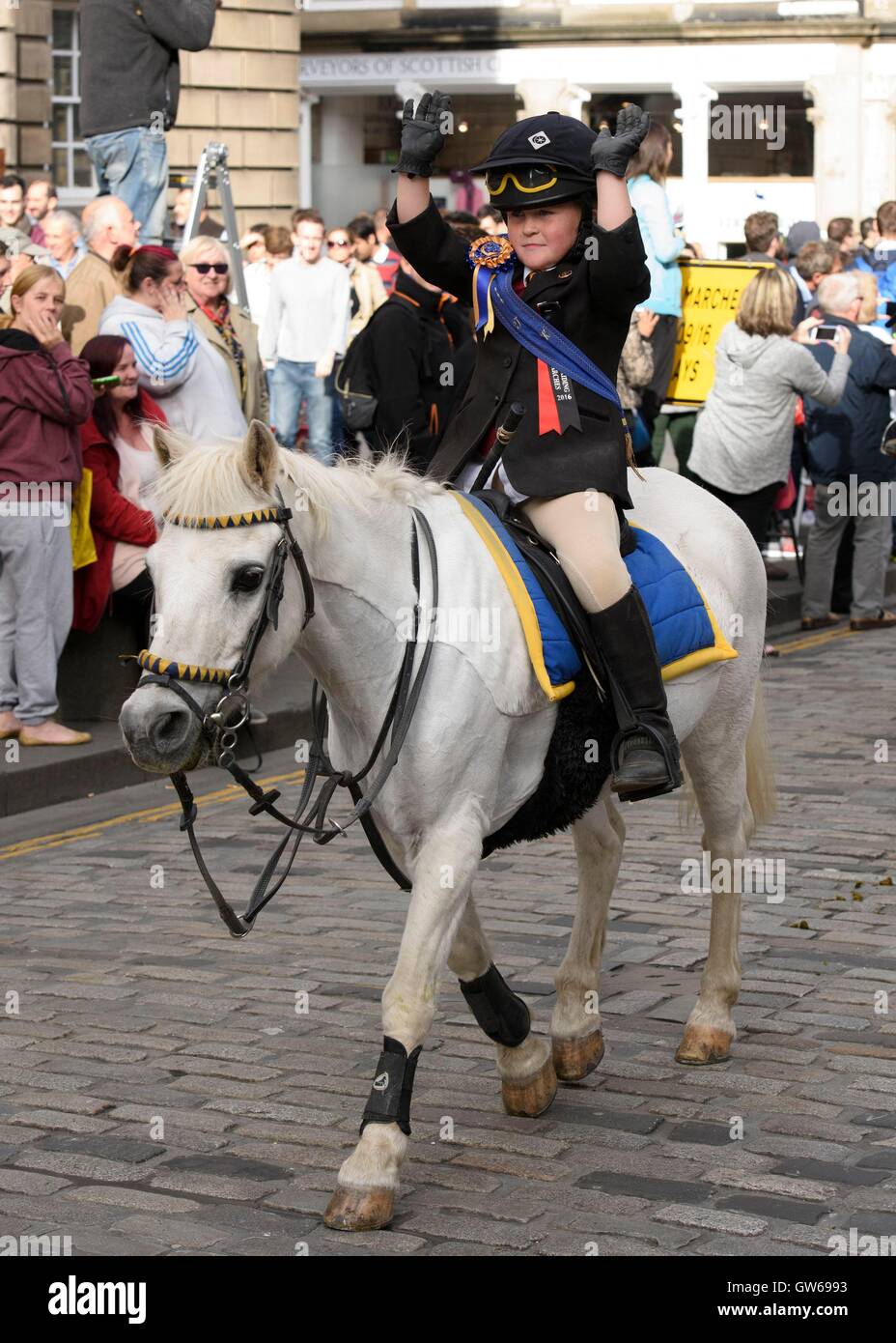 Tara Kane, 6, sul Royal Mile durante il maneggio di Edimburgo delle Marche, in una tradizione che risale fino al comune circoscrizioni della Scozia. Foto Stock