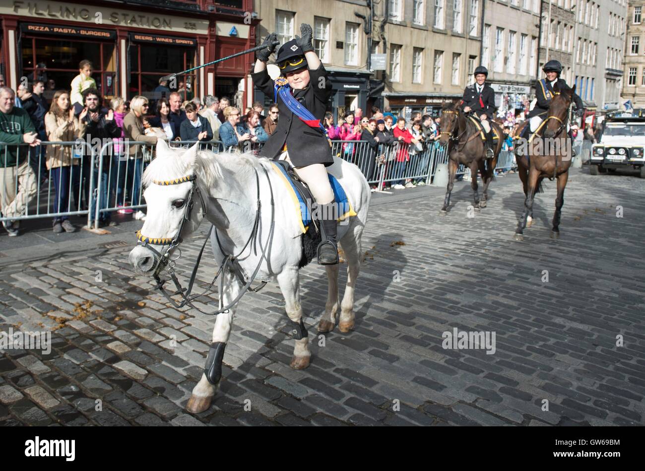 Tara Kane, 6, sul Royal Mile durante il maneggio di Edimburgo delle Marche, in una tradizione che risale fino al comune circoscrizioni della Scozia. Foto Stock