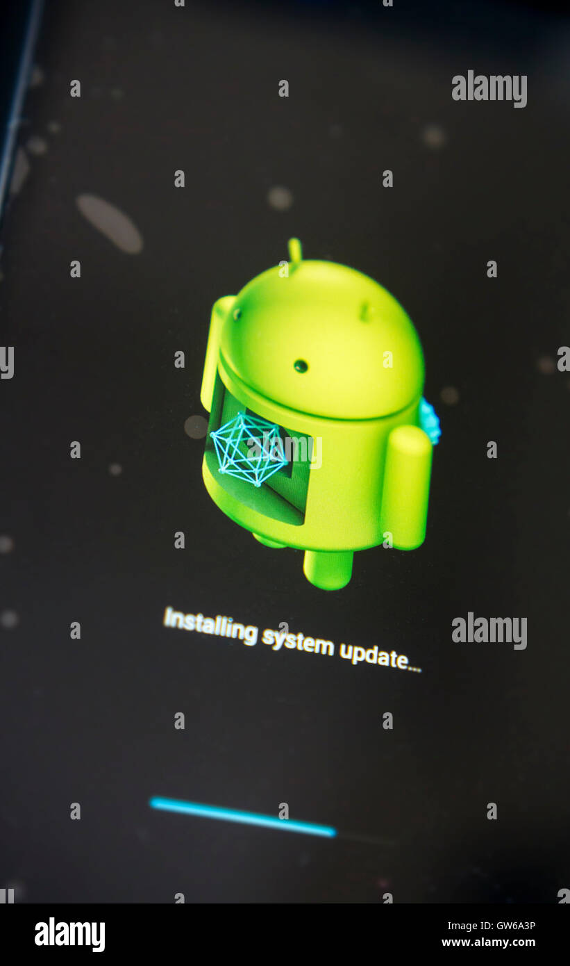 Il piccolo uomo Android compare durante un aggiornamento del sistema operativo Android di Marshmallow (Android 6.0) su uno smartphone su Mercoledì, 31 agosto 2016. (© Richard B. Levine) Foto Stock