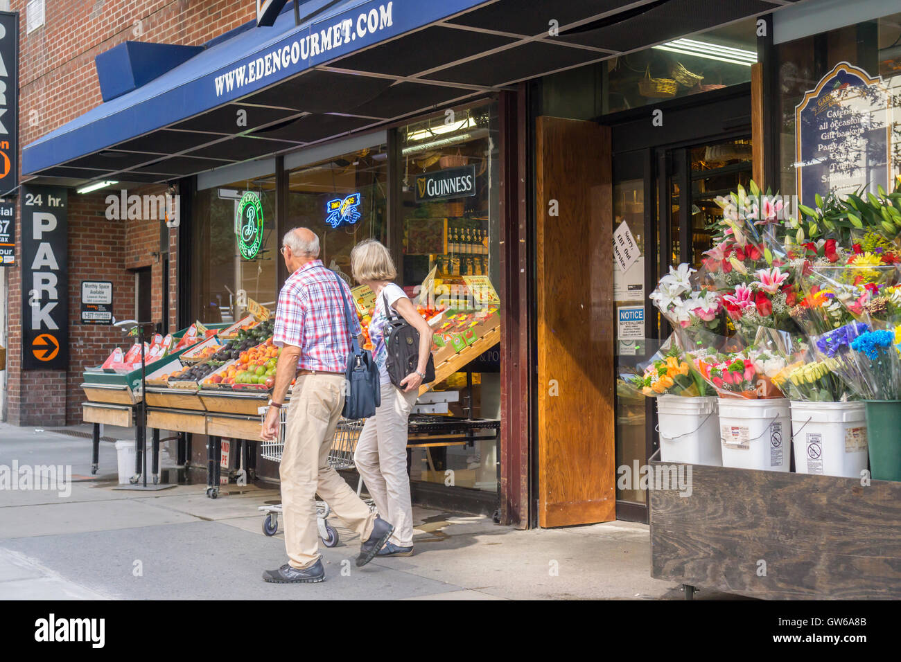 Un negozio della locale catena di supermercati giardino di Eden in New York venerdì 2 settembre, 2016. Il 22 anno vecchio giardino di Eden ha presentato istanza di fallimento di protezione dopo il ritardo nei pagamenti ai suoi proprietari e creditori privilegiati. La citata catena ' una storica mancanza di patrocinio' quest'anno prossimo alla testa sopra il più lento di estate. Giardino di Eden dispone di tre negozi, tutti a Manhattan, giù da sei a pochi anni fa.(© Richard B. Levine) Foto Stock