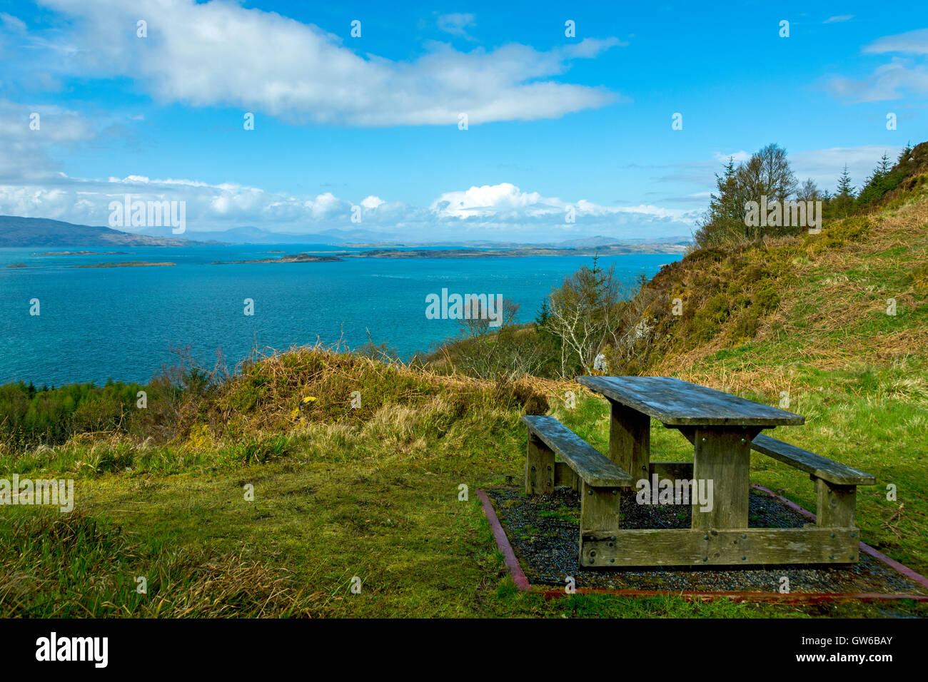 Il suono del Giura da un tavolo da picnic sul Crinan passeggiata nella foresta, vicino Crinan, Argyll and Bute, Scotland, Regno Unito Foto Stock