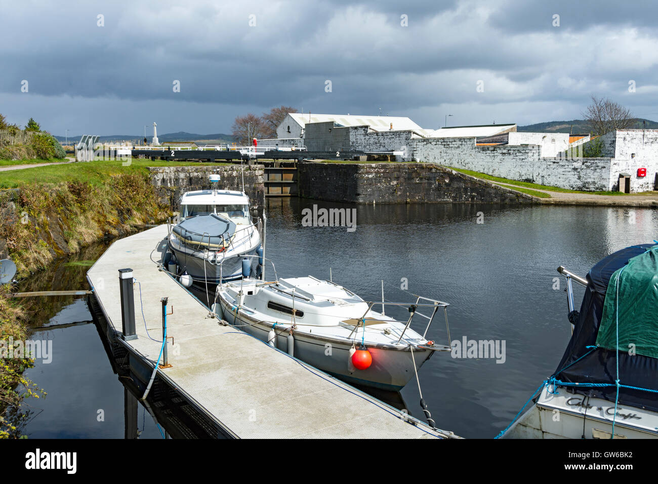 La serratura 2 e barche ormeggiate nel bacino Ardrishaig sul Crinan Canal a Ardrishaig, Argyll and Bute, Scotland, Regno Unito Foto Stock