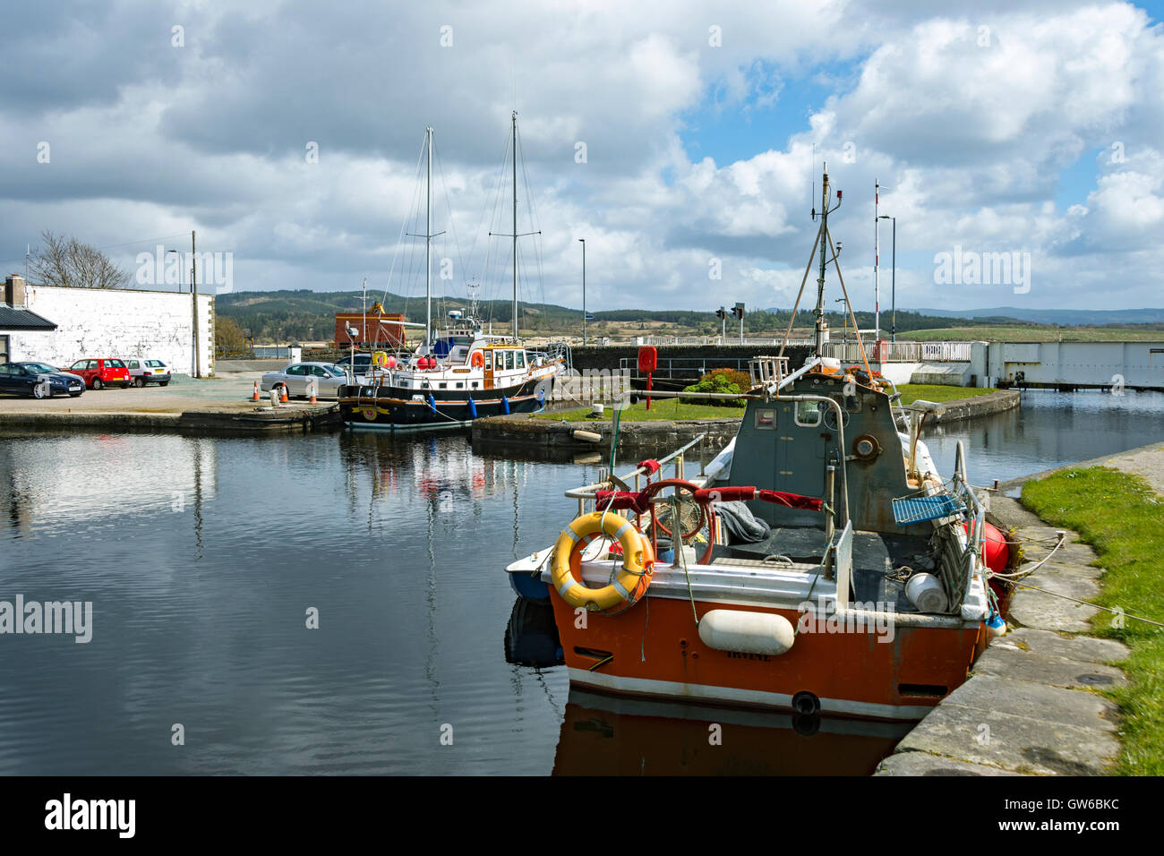 Barche ormeggiate nel bacino Ardrishaig sul Crinan Canal a Ardrishaig, Argyll and Bute, Scotland, Regno Unito Foto Stock