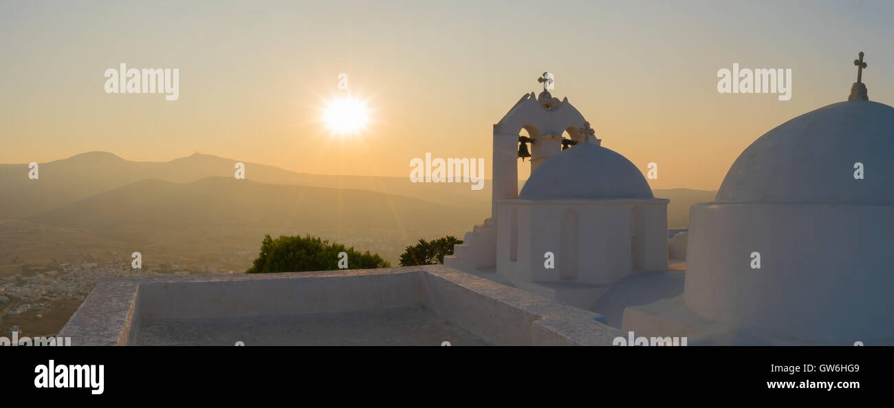 Saint Antony chiesa contro il tramonto vista panoramica a isola di Paros in Grecia. Foto Stock