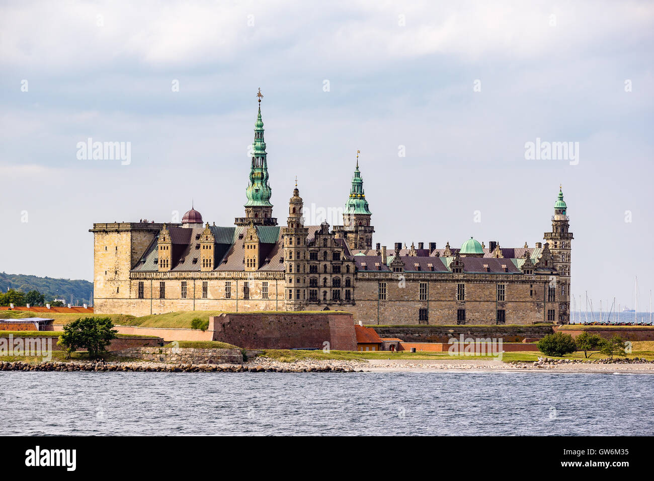 Il Castello di Kronborg dal mare Foto Stock