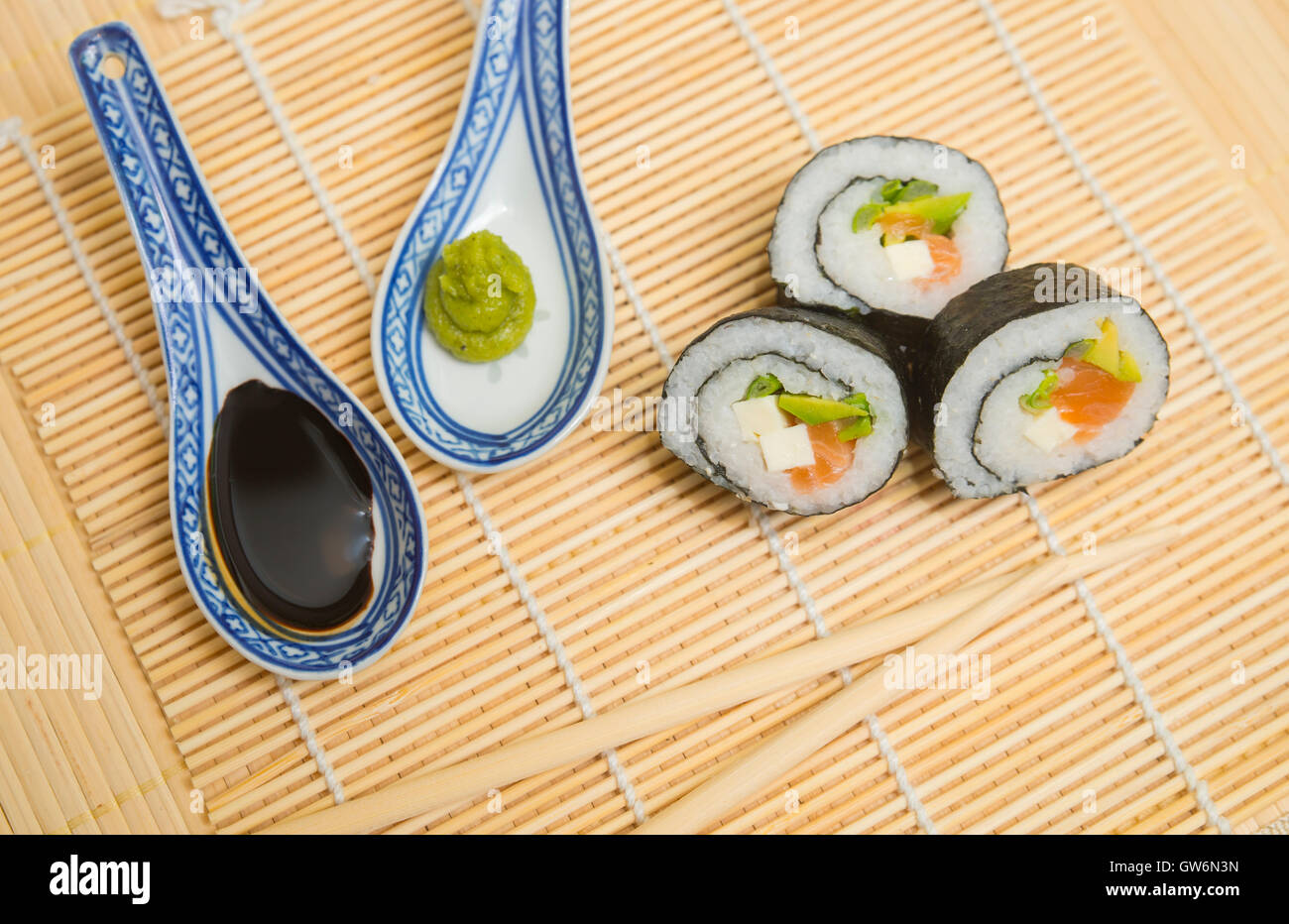 Il sushi con bacchette e salsa di soia, wassabi Foto Stock