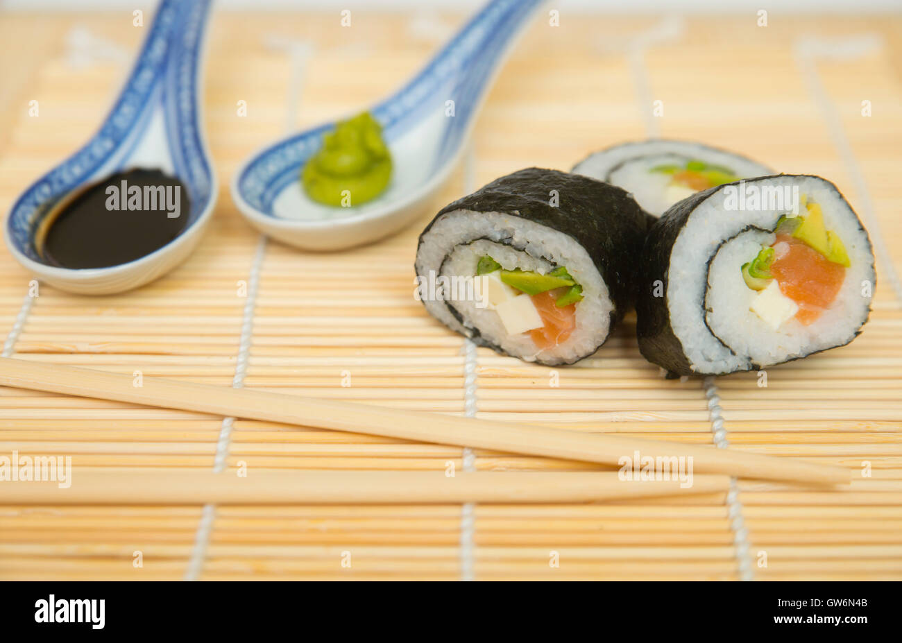 Il sushi con bacchette e salsa di soia, wassabi Foto Stock