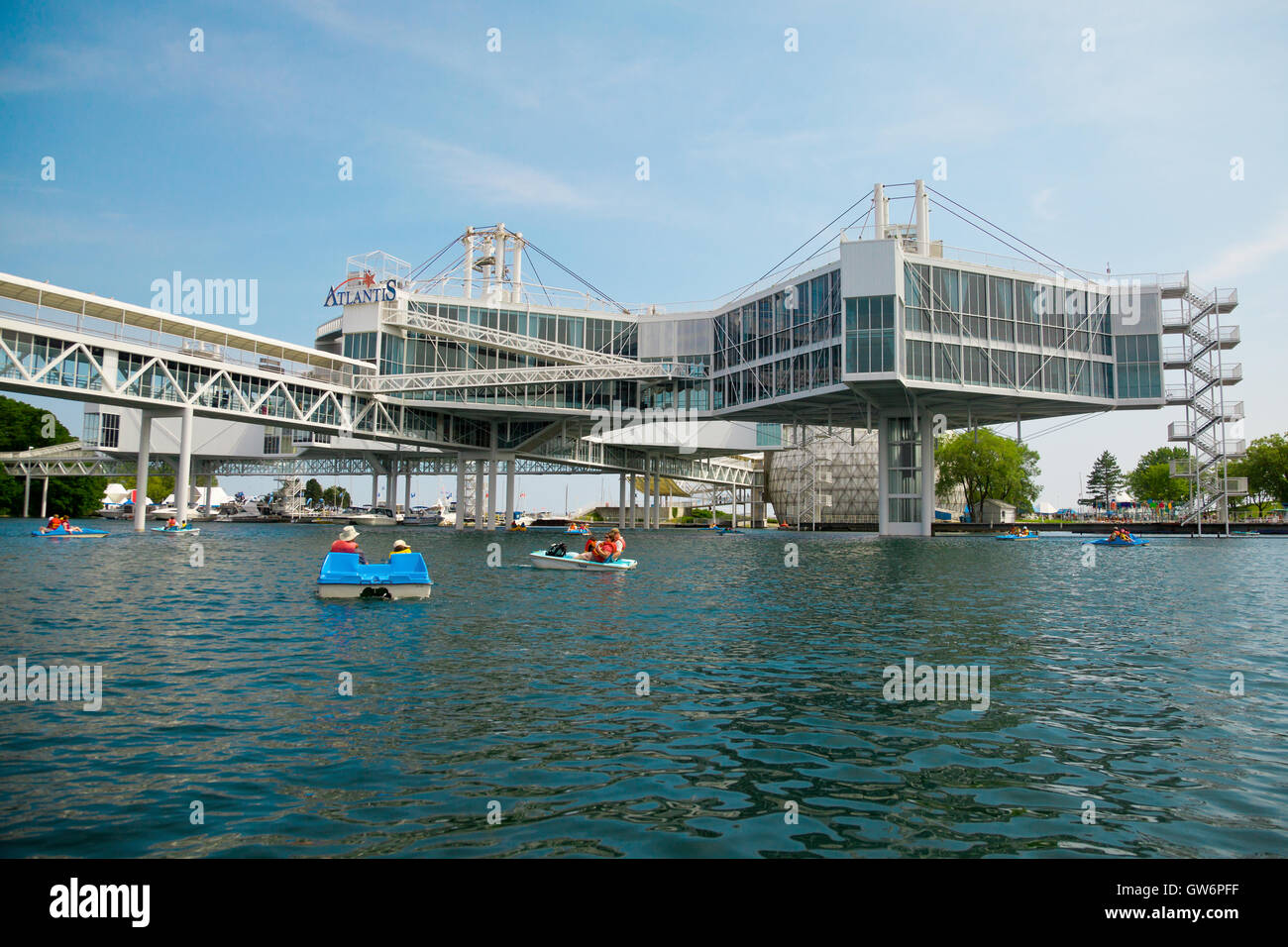 Ontario Place, Toronto Canada come visto da sotto Foto Stock