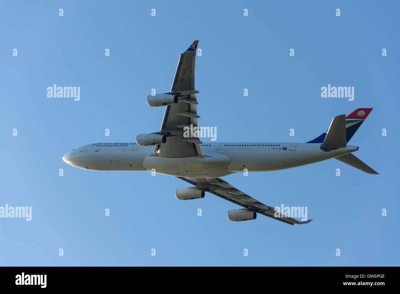 South African Airways Airbus A340-313 aeromobili in fase di decollo dall'aeroporto di Heathrow, Greater London, England, Regno Unito Foto Stock