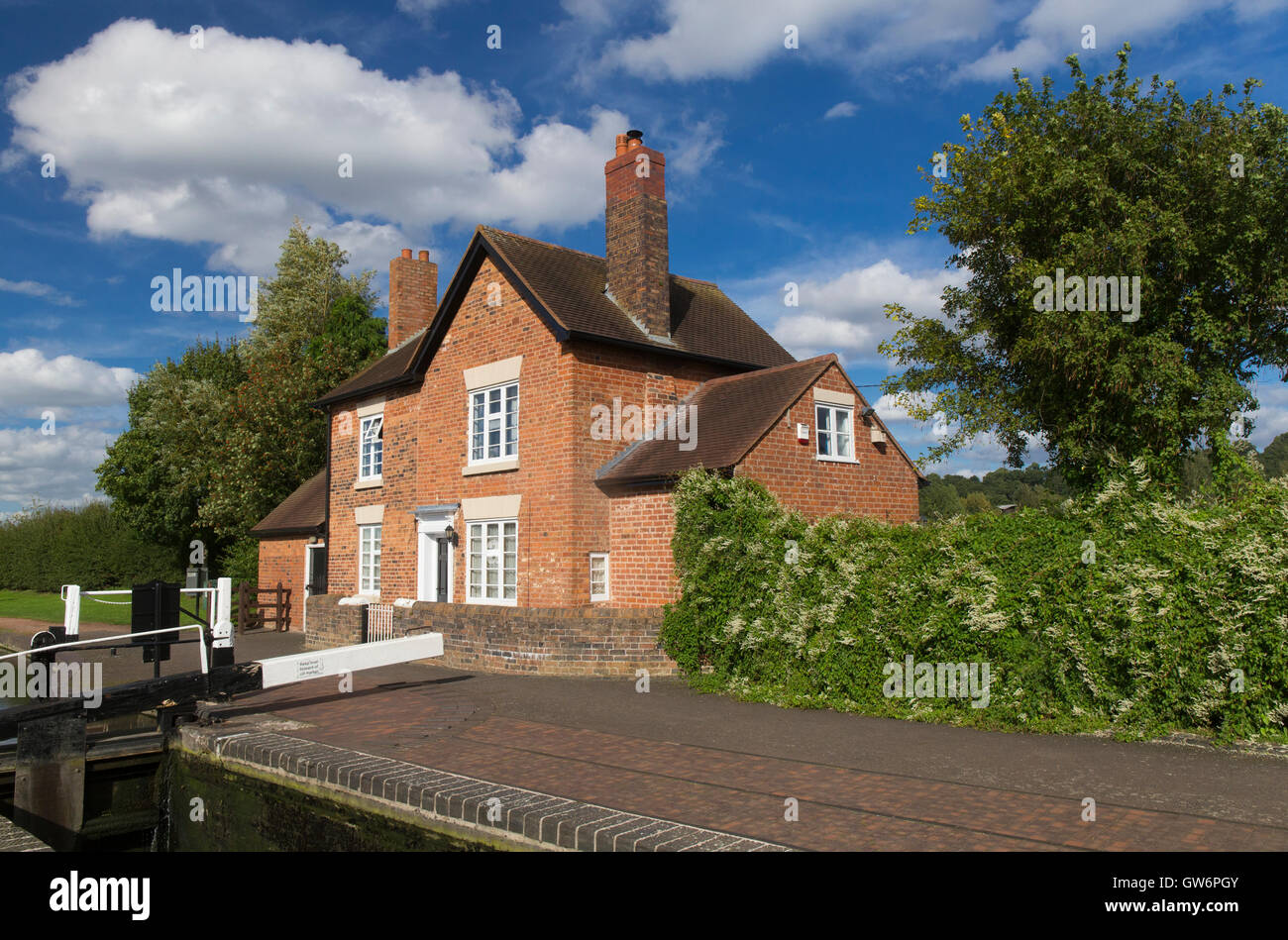 Serrature Bratch Keepers House Staffordshire e Worcestershire Canal Wombourne South Staffordshire England Regno Unito Foto Stock