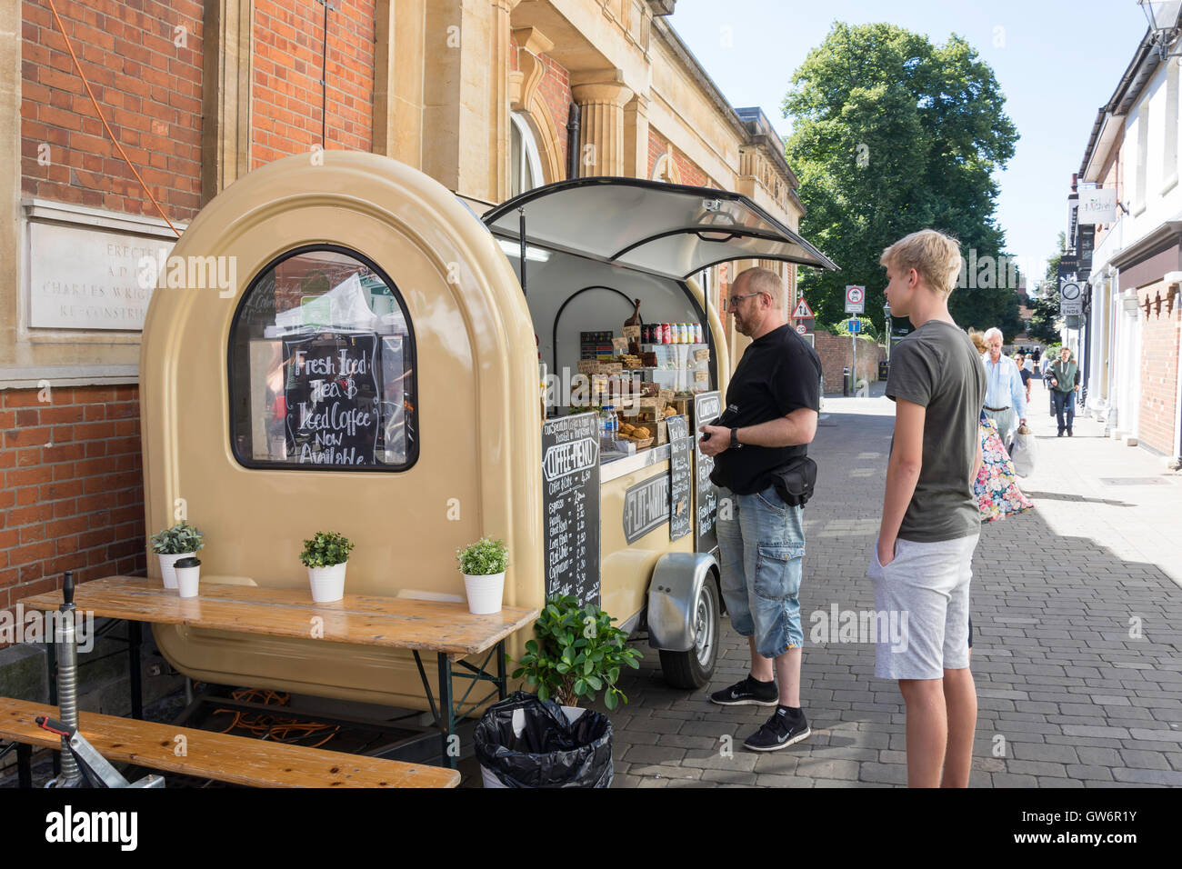 Cibo e caffè chiosco, Market Street, Winchester, Hampshire, Inghilterra, Regno Unito Foto Stock