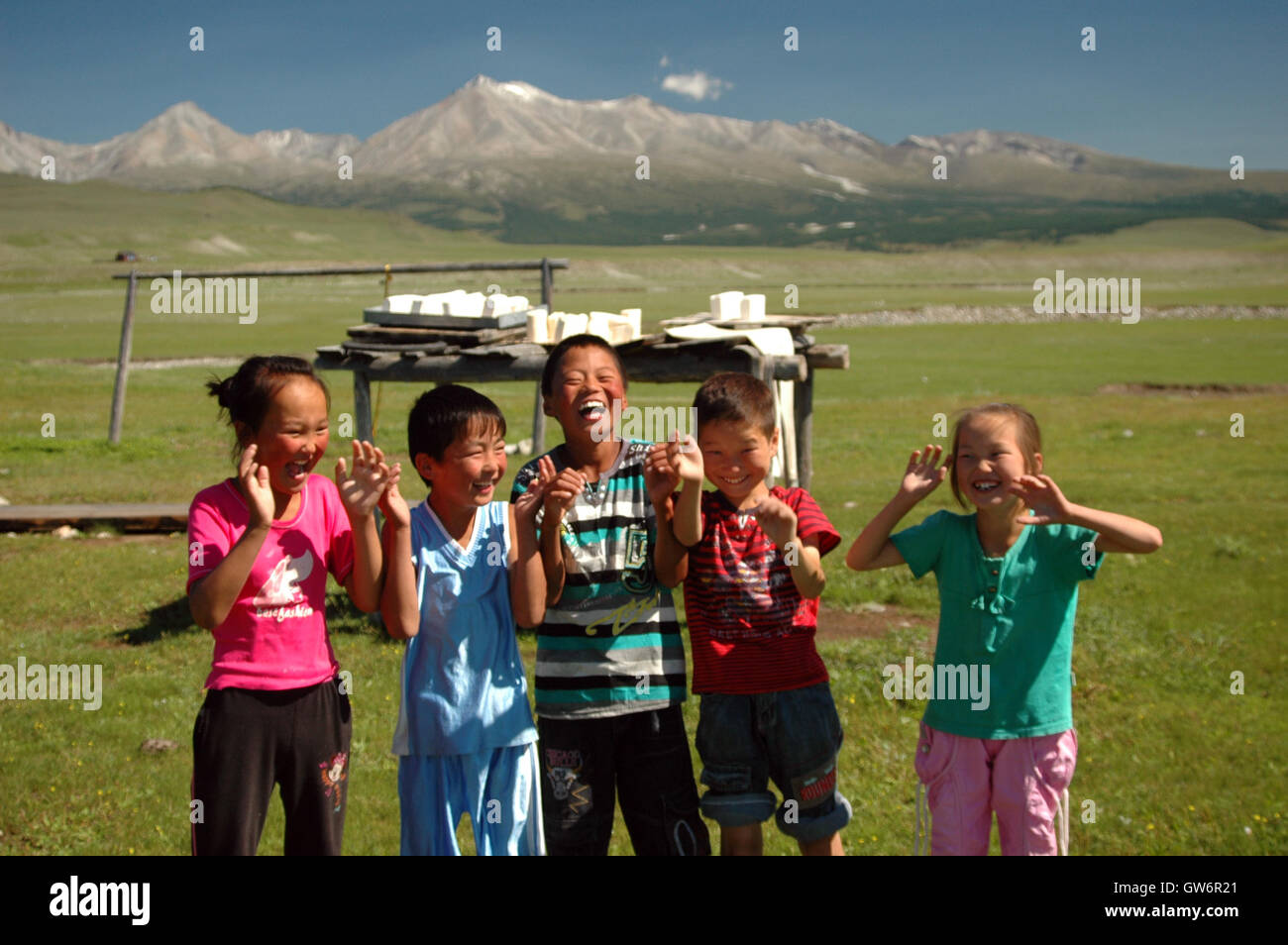Il mongolo bambini a giocare, il lago Khovsgol regione, nel nord della Mongolia Foto Stock