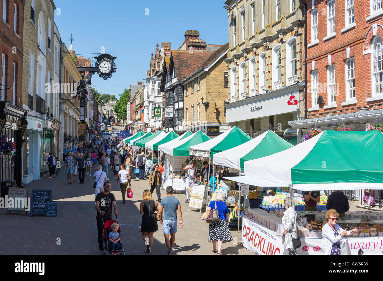 Giorno di mercato, High Street, Winchester, Hampshire, Inghilterra, Regno Unito Foto Stock